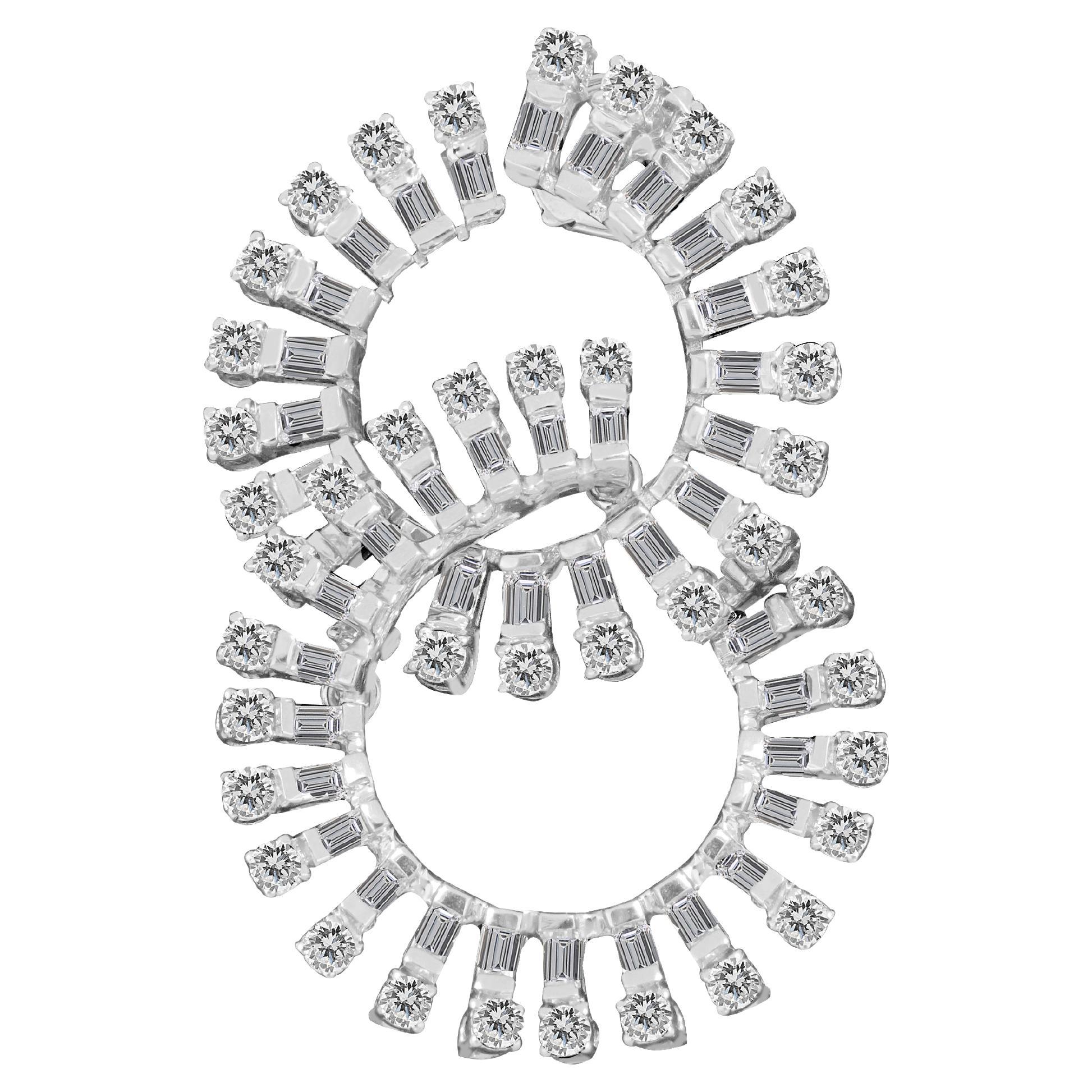 Amwaj Jewellery Boucles d'oreilles en or blanc 18 carats avec diamants taille baguette et ronde en vente