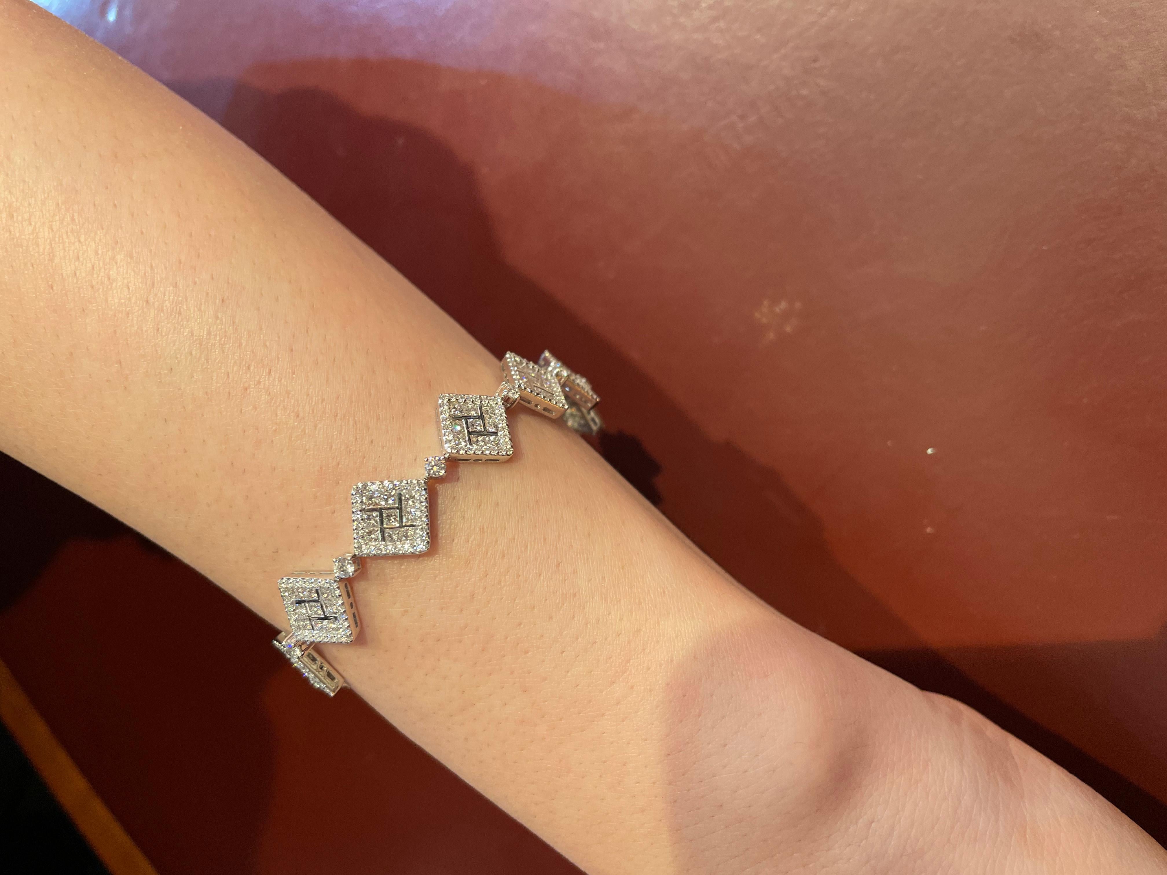 Amwaj Jewellery Armband aus 18 Karat Weißgold mit runden Diamanten im Prinzessinnenschliff (Art déco) im Angebot
