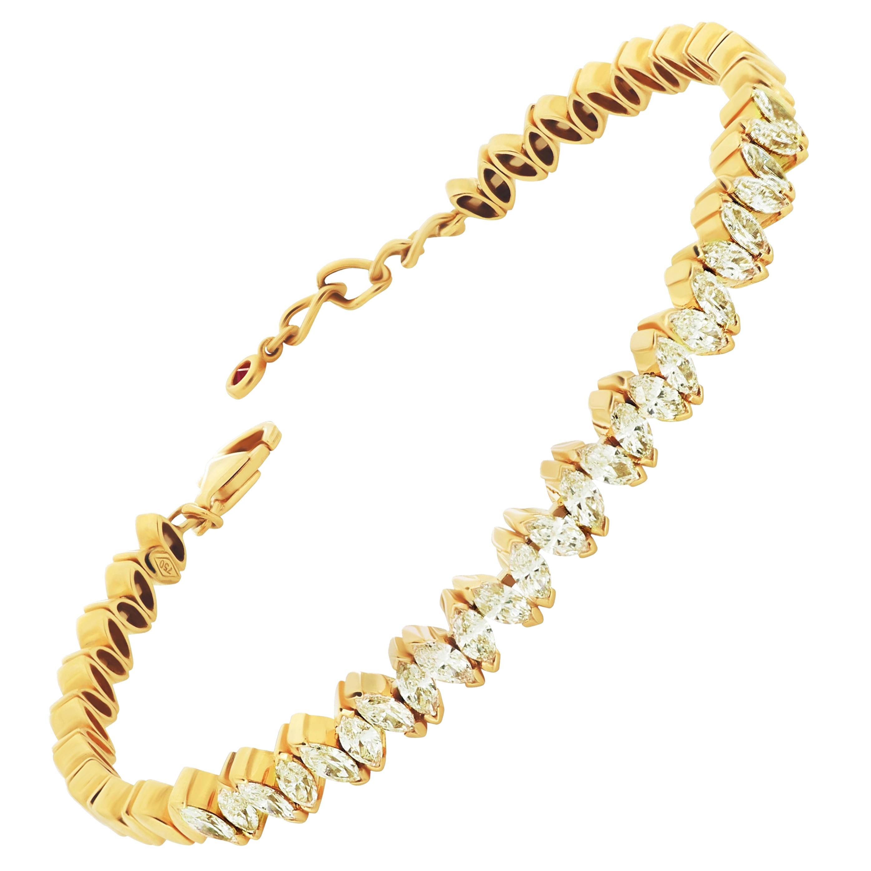 Offener Amwaj Jewellery-Armreif mit Diamanten im Marquiseschliff im Angebot