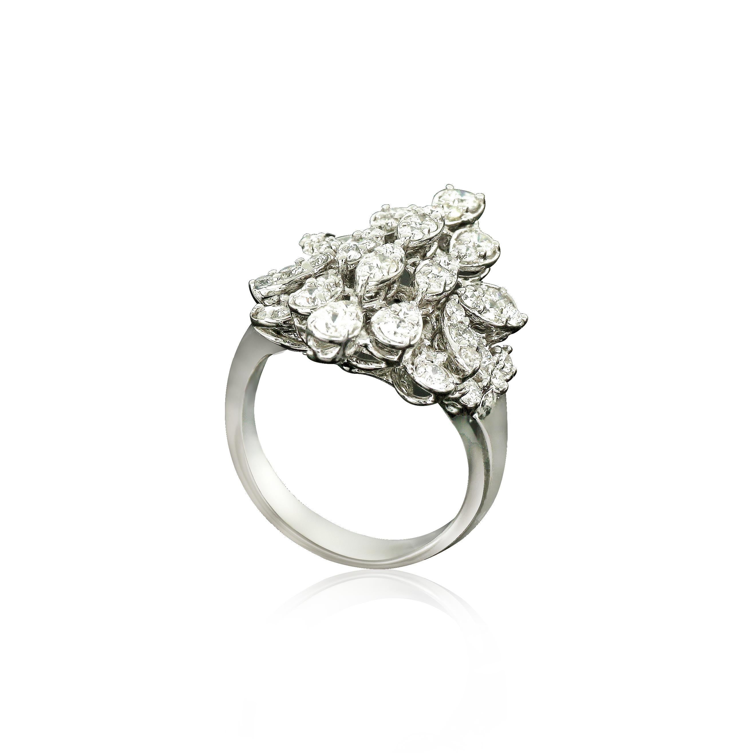 Romantique Amwaj Jewellery Marquise Diamond Illusion serti dans de l'or blanc 18 carats en vente