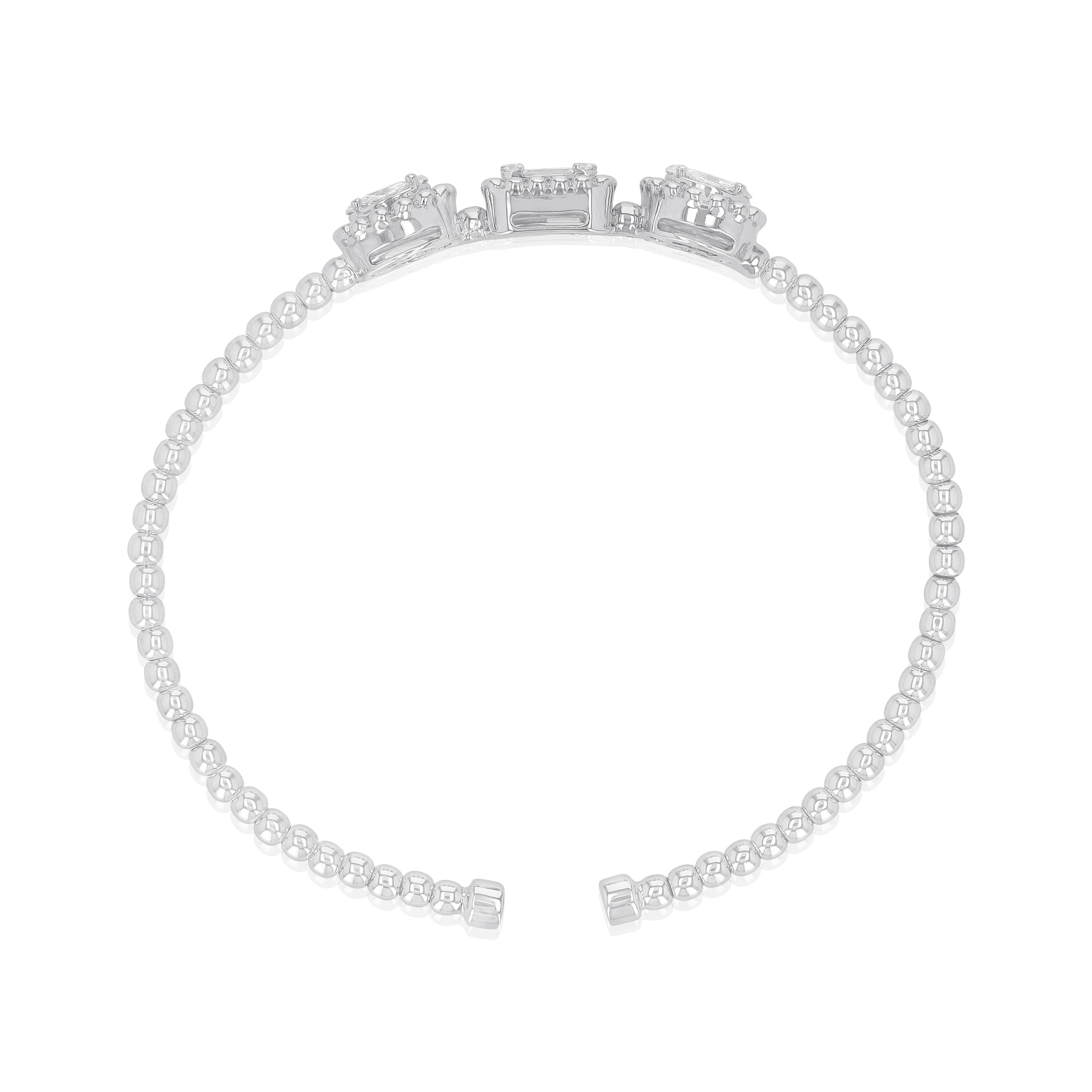Mettant en valeur la beauté des différentes tailles de diamants, un gracieux bracelet serti de 3 remarquables portions de diamants de taille ronde et baguette qui tourbillonnent sans fin autour du poignet forme la pièce centrale de ce bracelet en or