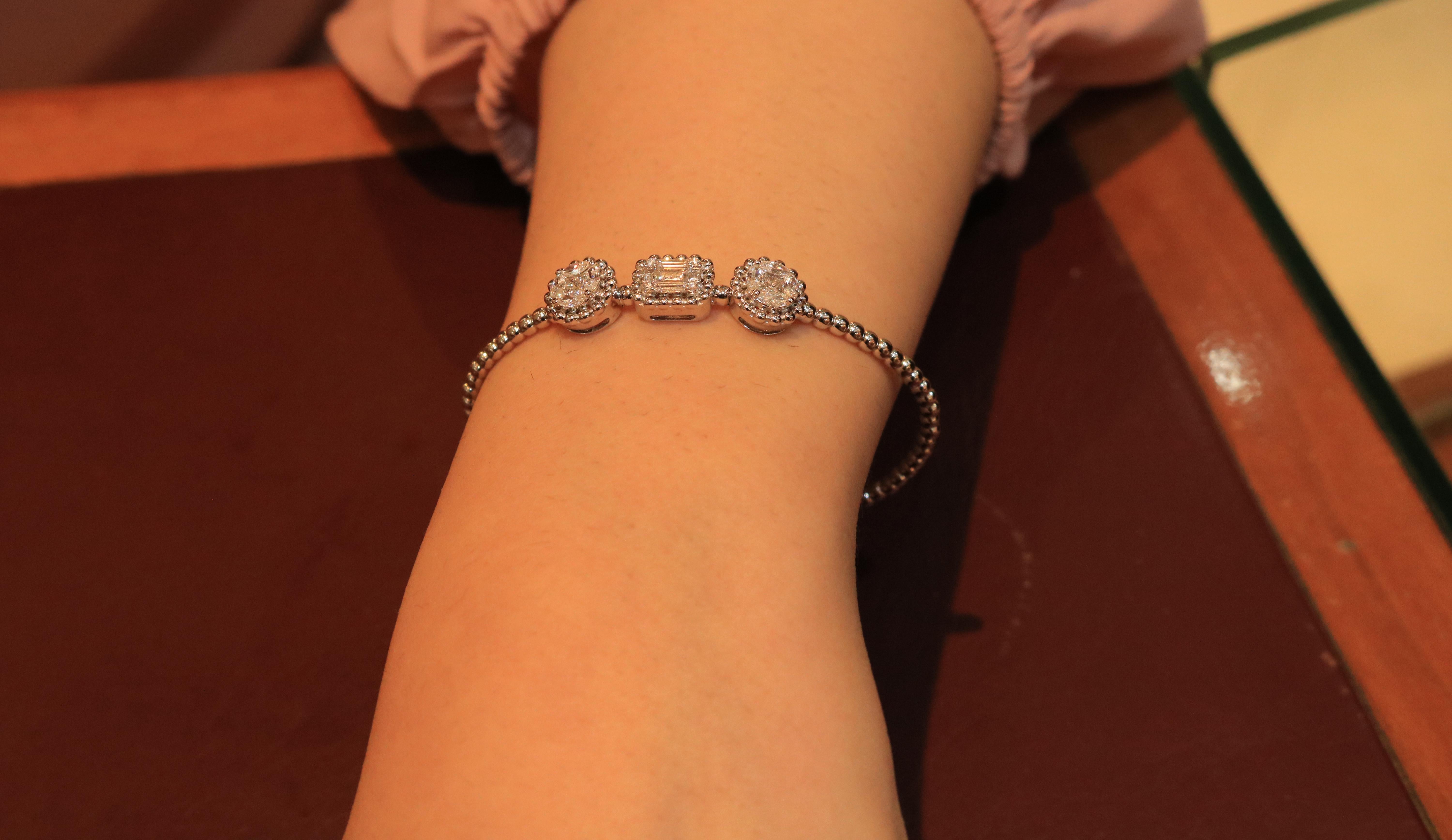 Amwaj Jewelry Baguette and Round Cut Diamond Bracelet In New Condition For Sale In Abu Dhabi, Abu Dhabi