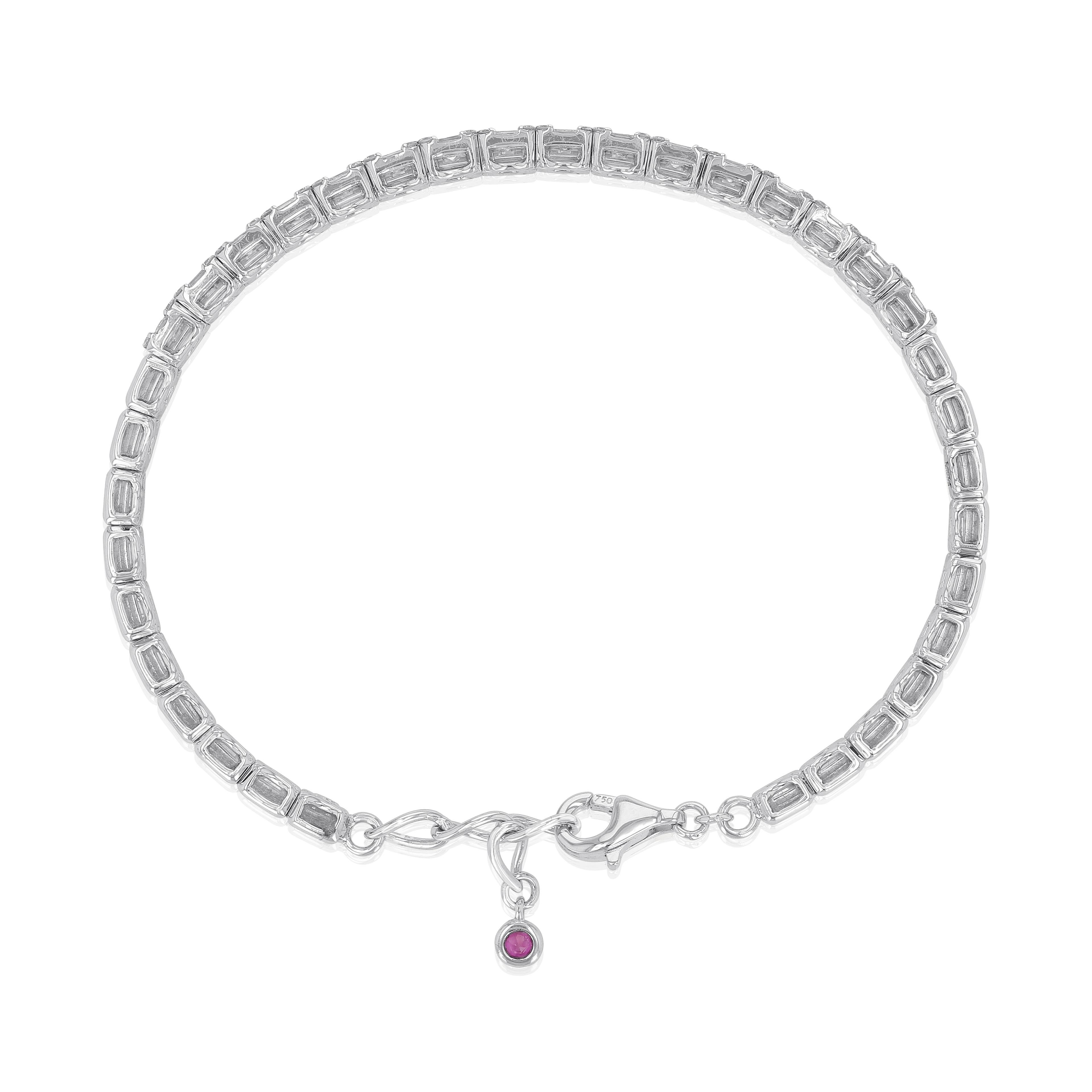 Ce bracelet en diamant taille baguette est l'expression ultime d'un design intemporel, permettant de faire briller l'éclat simple d'un diamant classique. Le bracelet classique en or blanc 18 carats est d'une féminité séduisante et d'une coupe