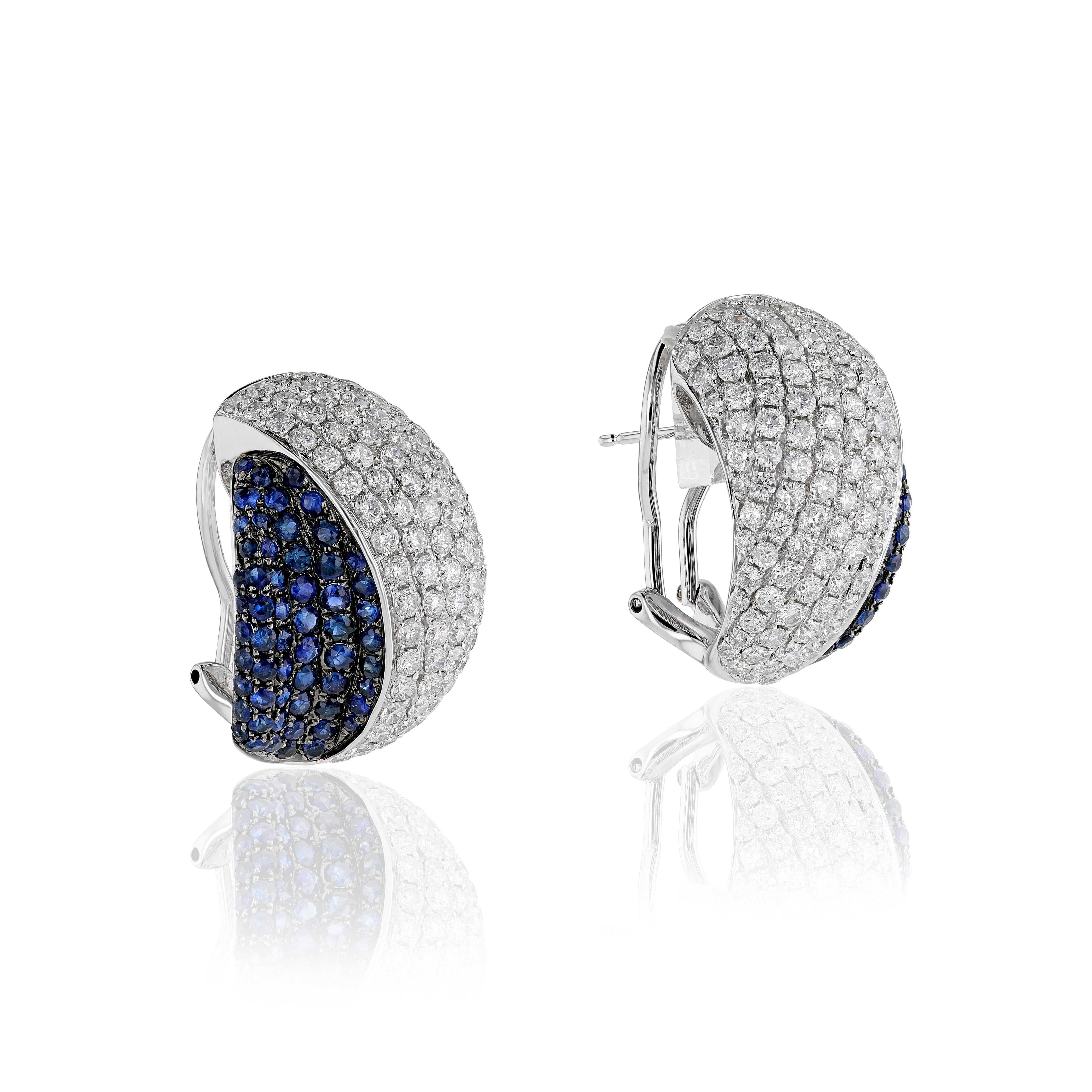 Nuestros maestros artesanos engastan fascinantes hileras de diamantes de talla redonda para formar remolinos de piedras sin fisuras, acentuados por zafiros redondos de 2,64 ct de un intenso azul, en estos pendientes semicirculares de oro blanco de