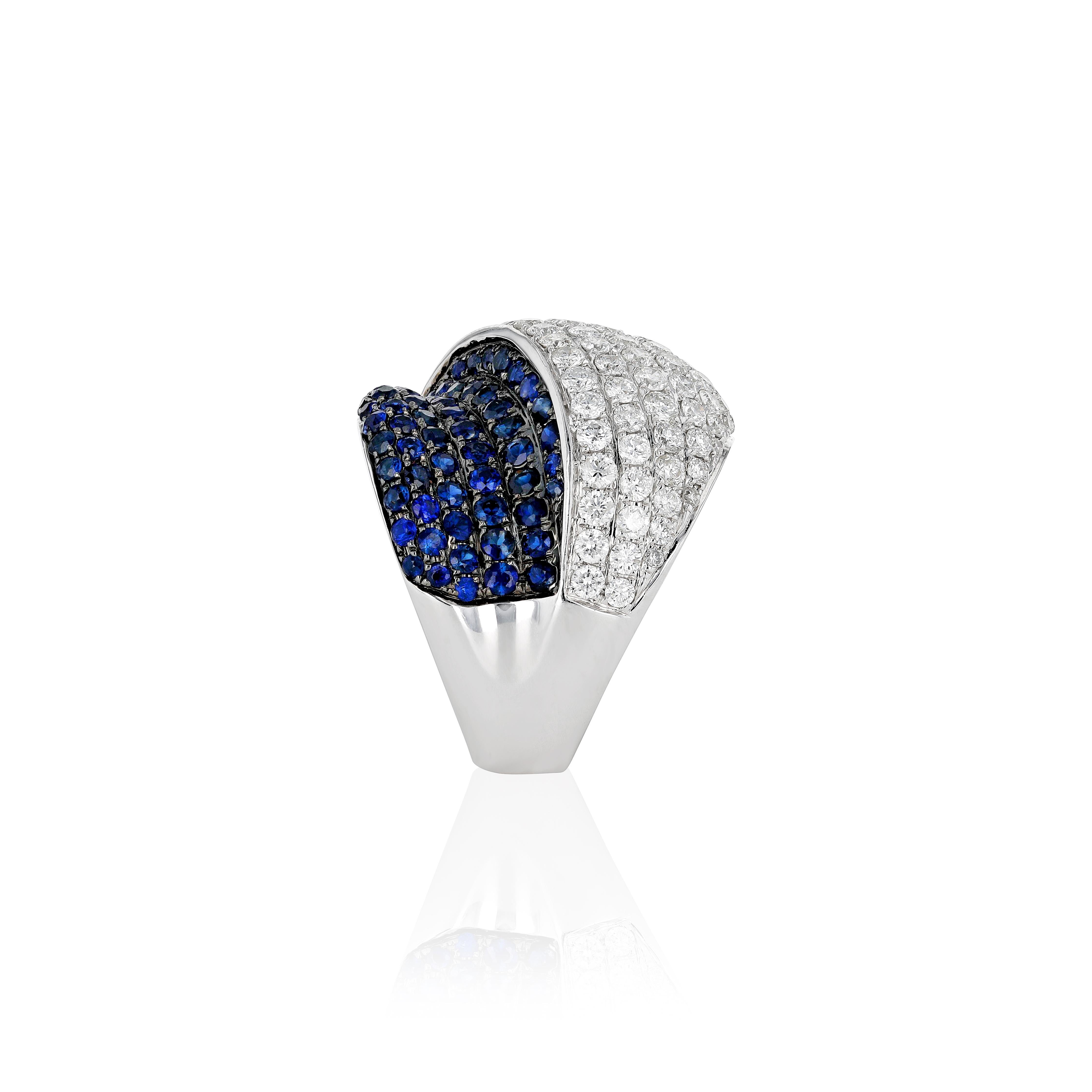 La beauté incomparable des saphirs bleus, qui présentent une teinte bleue riche et intense, est incorporée dans cette bague de classe intemporelle d'Amwaj Jewelry. Serti d'un magnifique saphir rond de 1,64 ct, le diamant de taille ronde dirige le