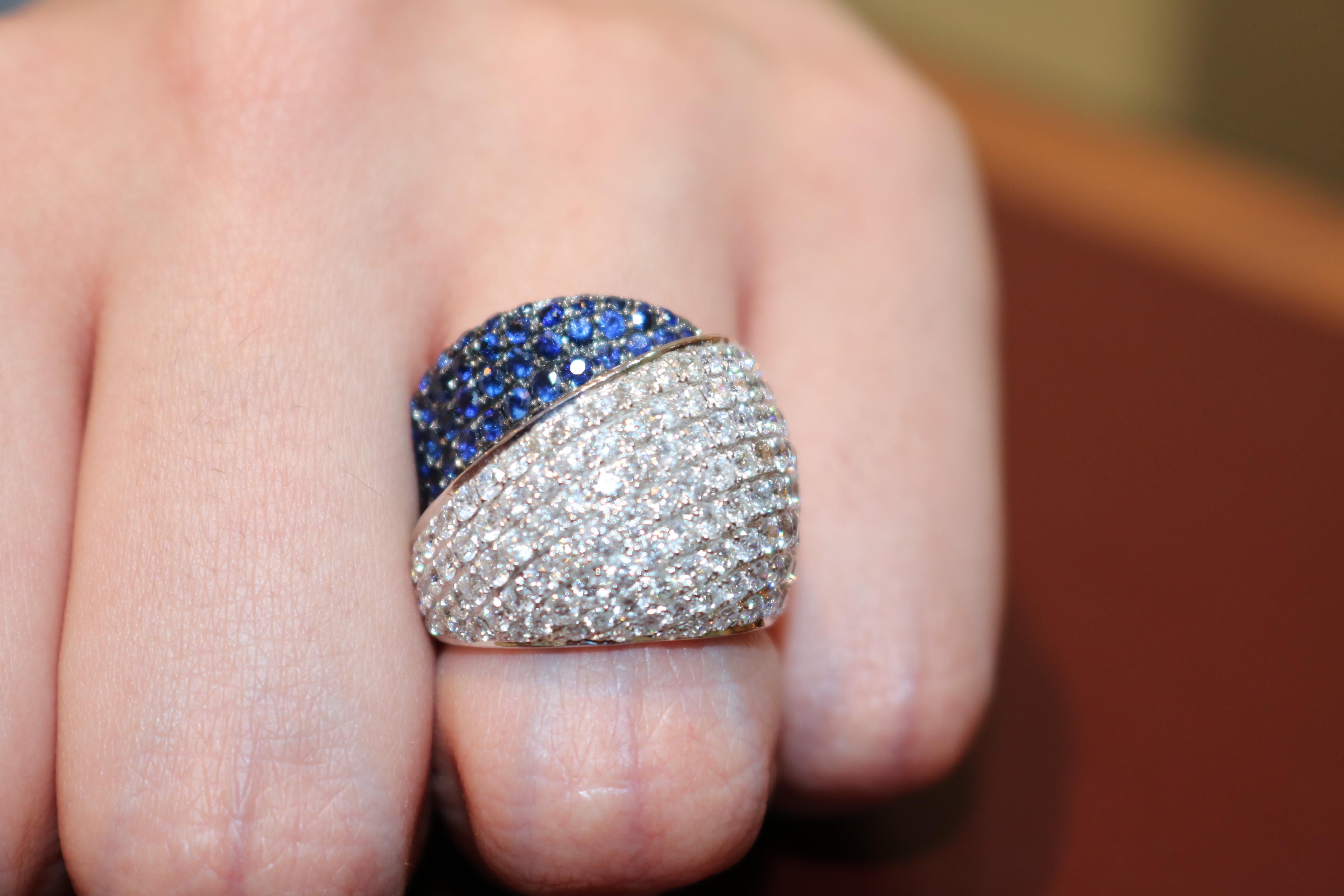 Taille ronde Amwaj Jewelry Bague en or 18 carats avec saphir bleu en vente