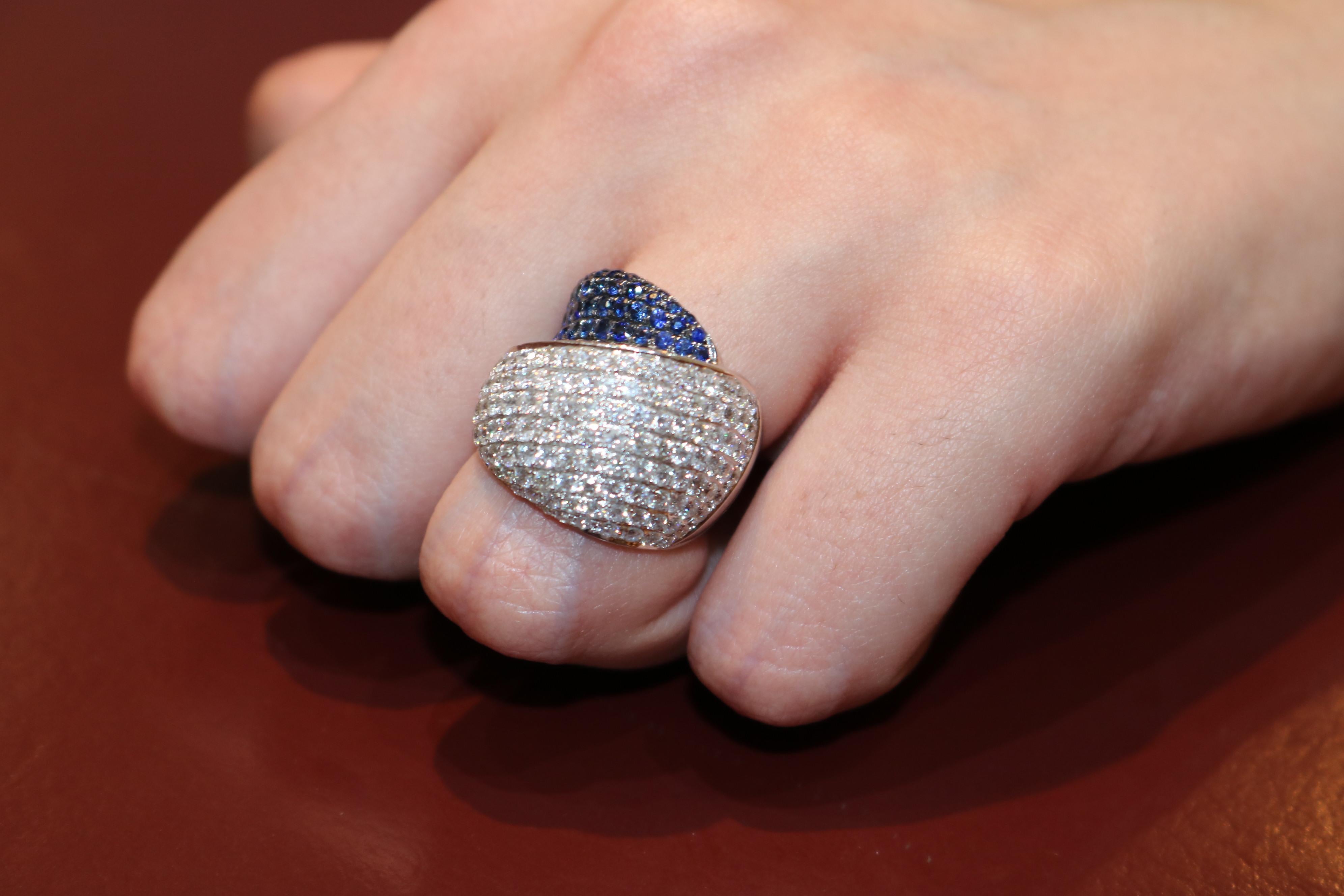 Amwaj Jewelry Blue Sapphire Ring in 18 Karat Gold In New Condition For Sale In Abu Dhabi, Abu Dhabi