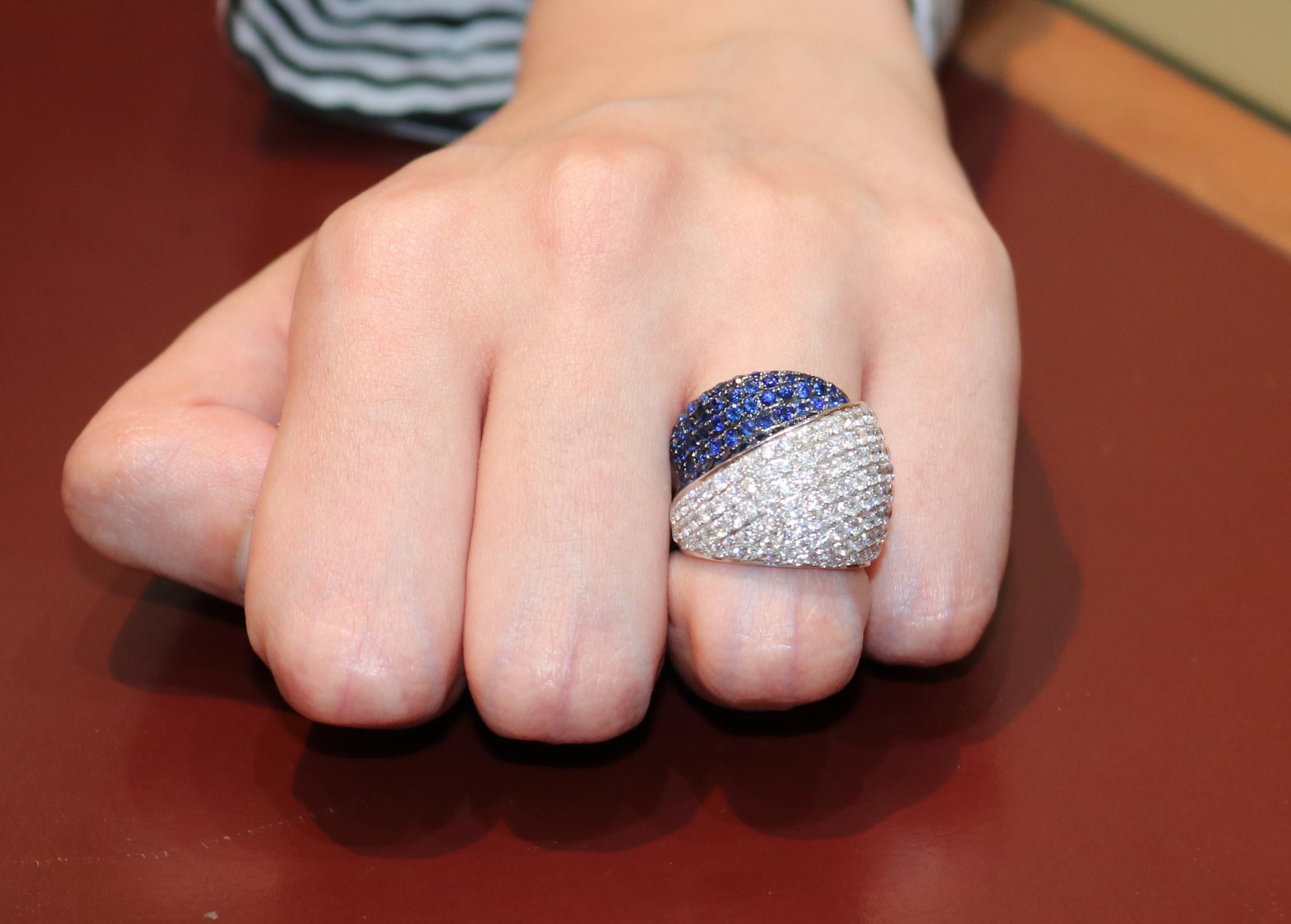 Women's Amwaj Jewelry Blue Sapphire Ring in 18 Karat Gold For Sale