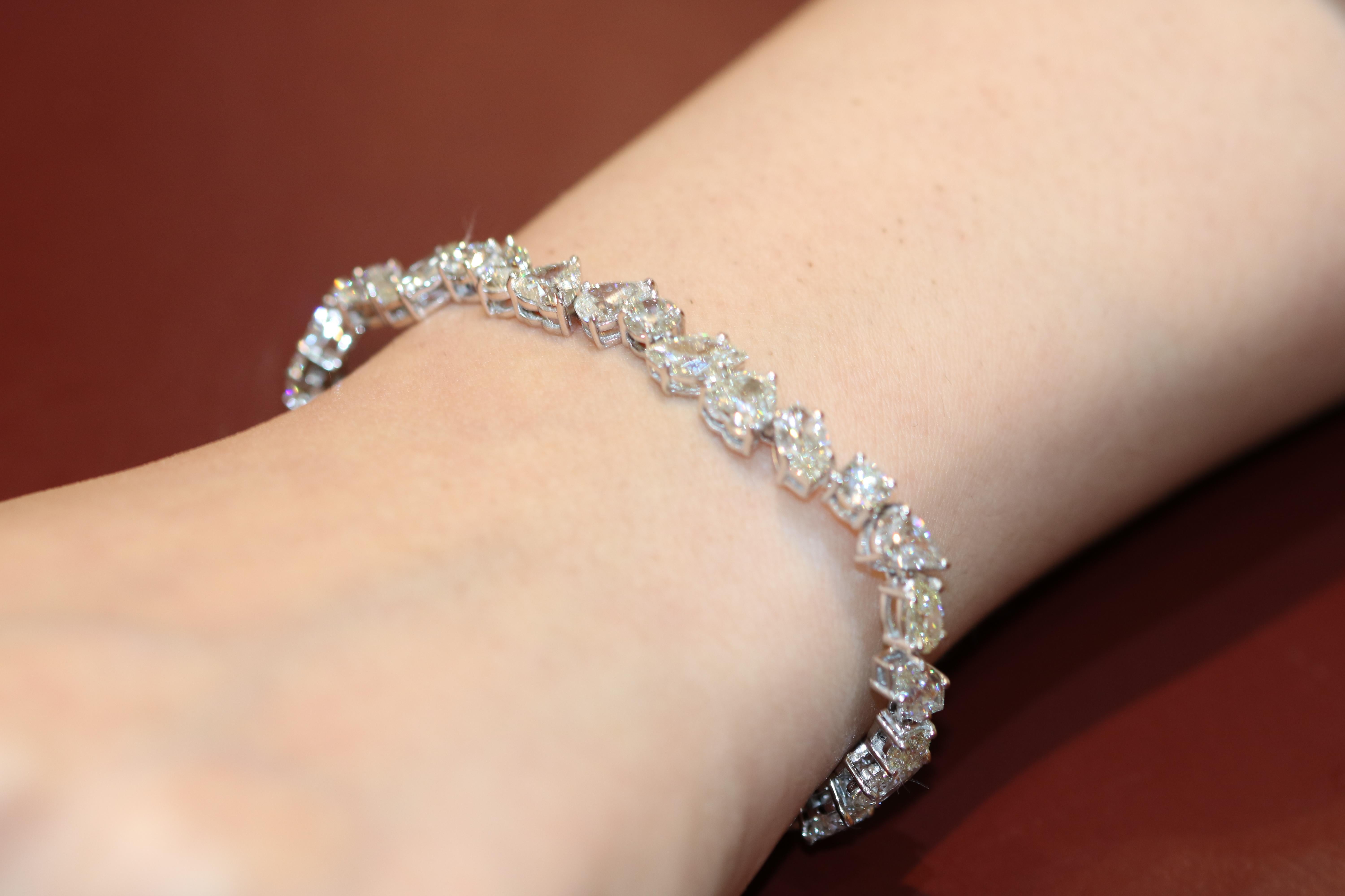 Amwaj Jewelry: Weißgold-Armband mit Diamanten (Ovalschliff) im Angebot