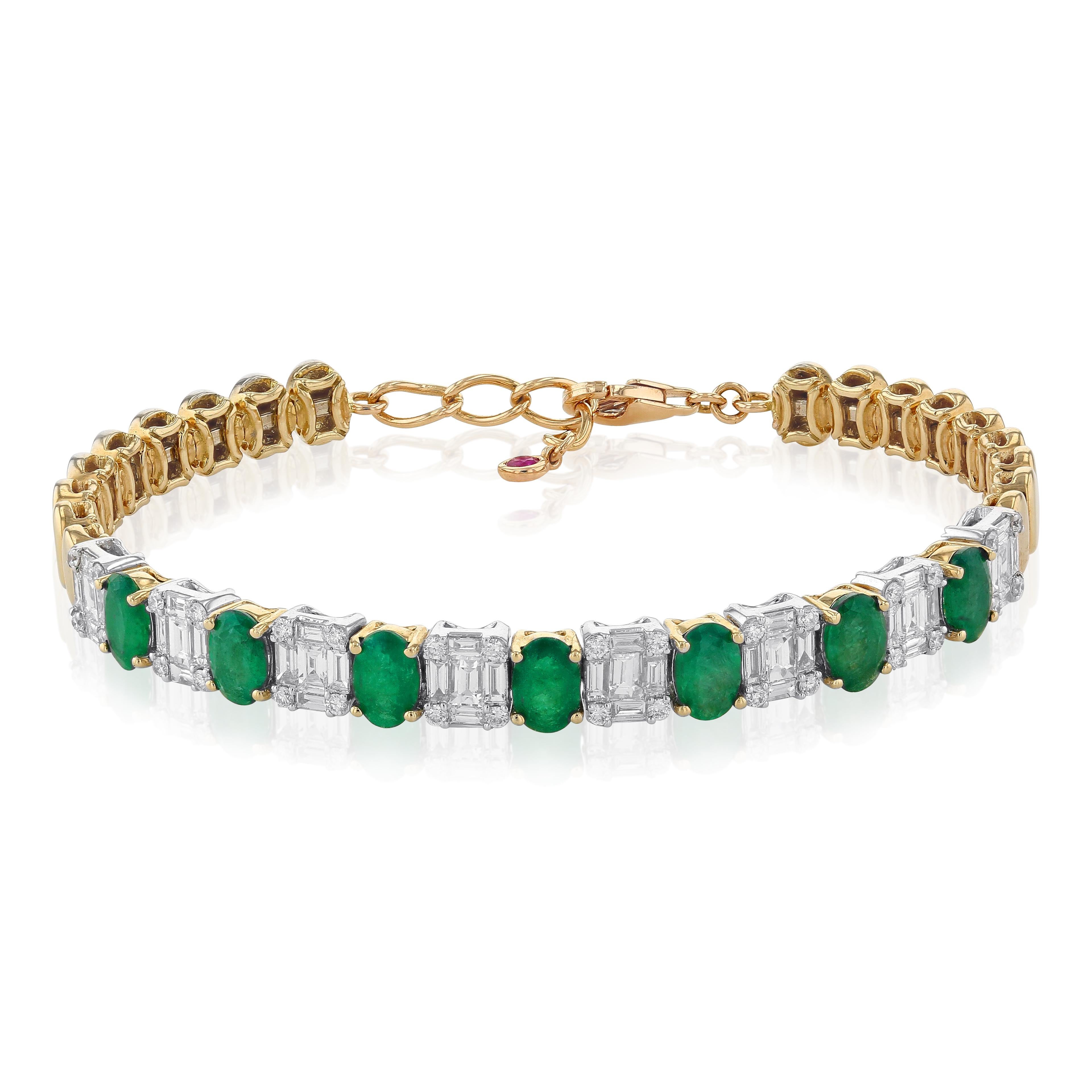 Amwaj Jewelry Emerald Cut Bangle in 18 Karat Gold In New Condition For Sale In Abu Dhabi, Abu Dhabi