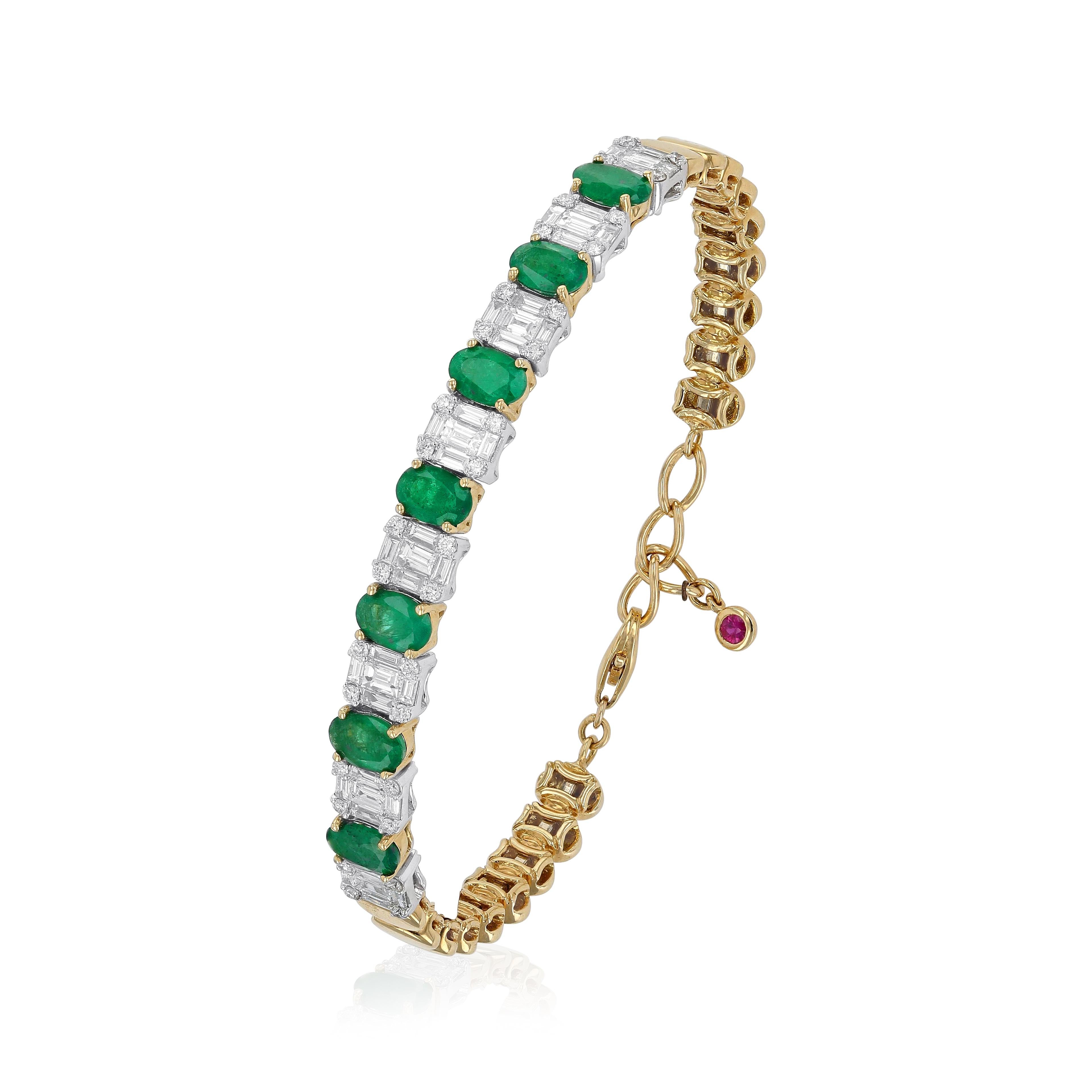 Amwaj Jewelry Emerald Cut Bangle in 18 Karat Gold For Sale 1