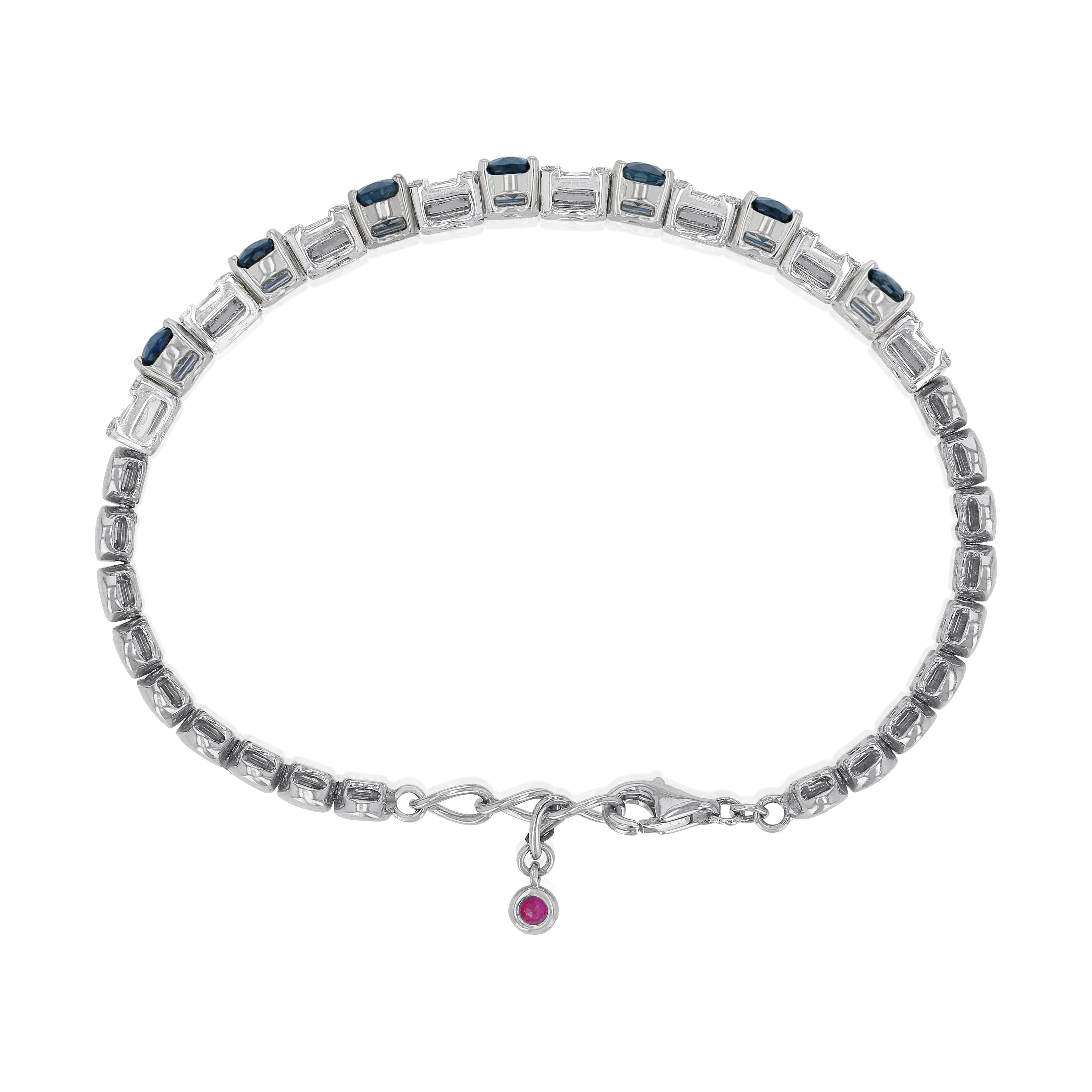 Brazalete de oro de 18 quilates talla esmeralda de Amwaj Jewelry en venta 2
