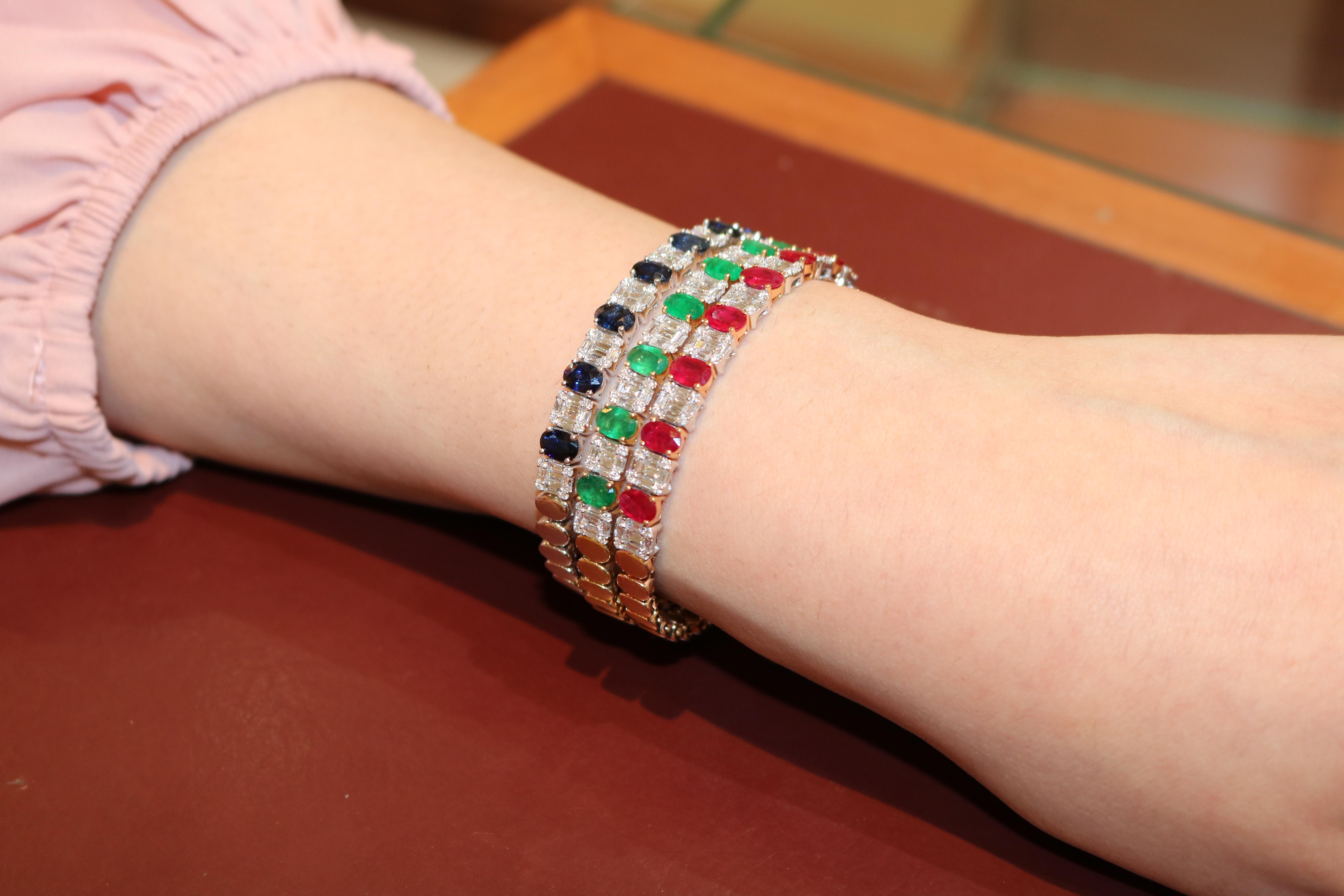 Esta pulsera de oro de 18 quilates de corte esmeralda presenta rubíes, zafiros y esmeraldas hipnóticamente radiantes engastados junto a brillantes diamantes blancos que revelan nuestra maestría artesanal en las mejores joyas de corte esmeralda. El