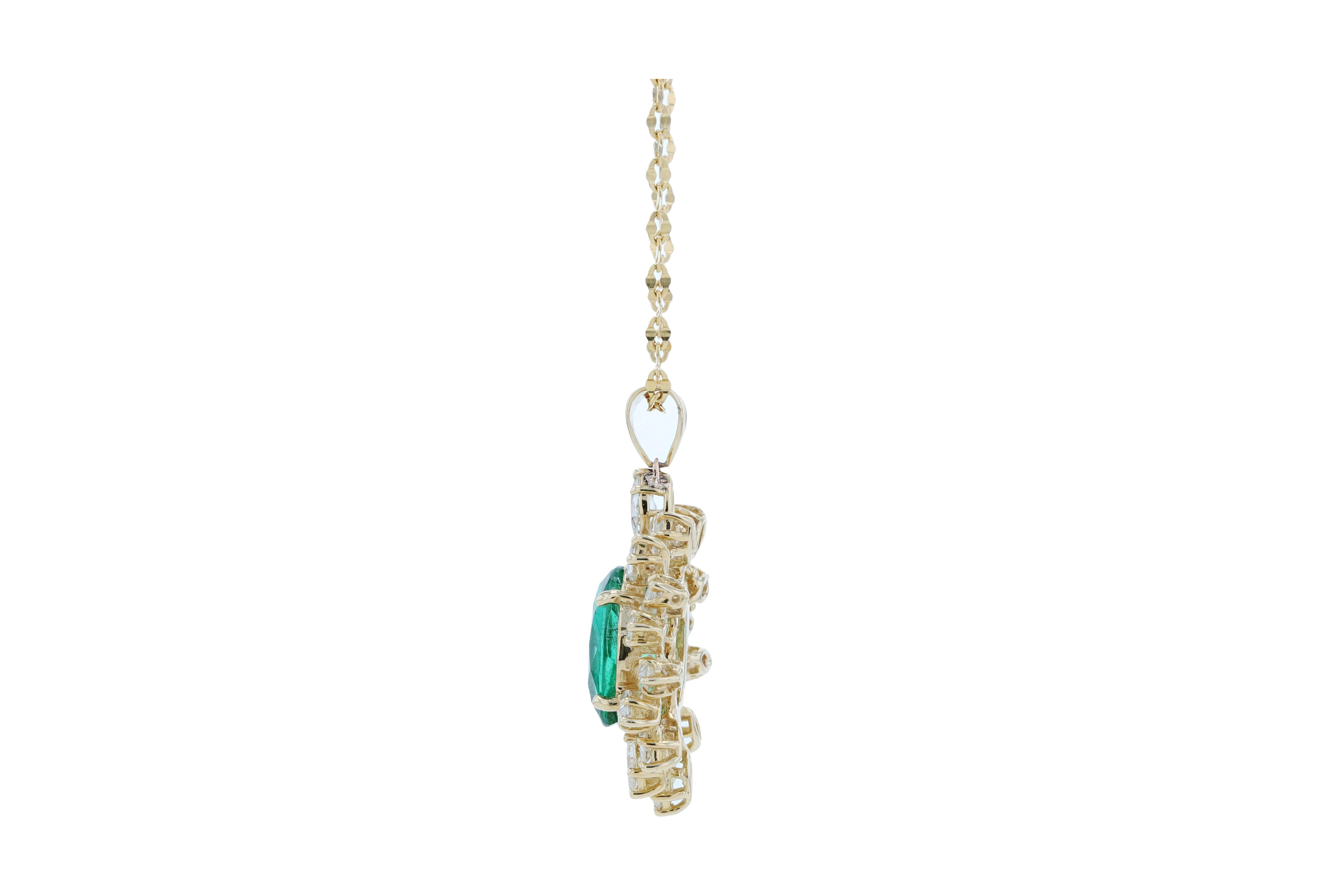 Amwaj Jewelry Emerald Necklace in 18 Karat Yellow Gold For Sale 1