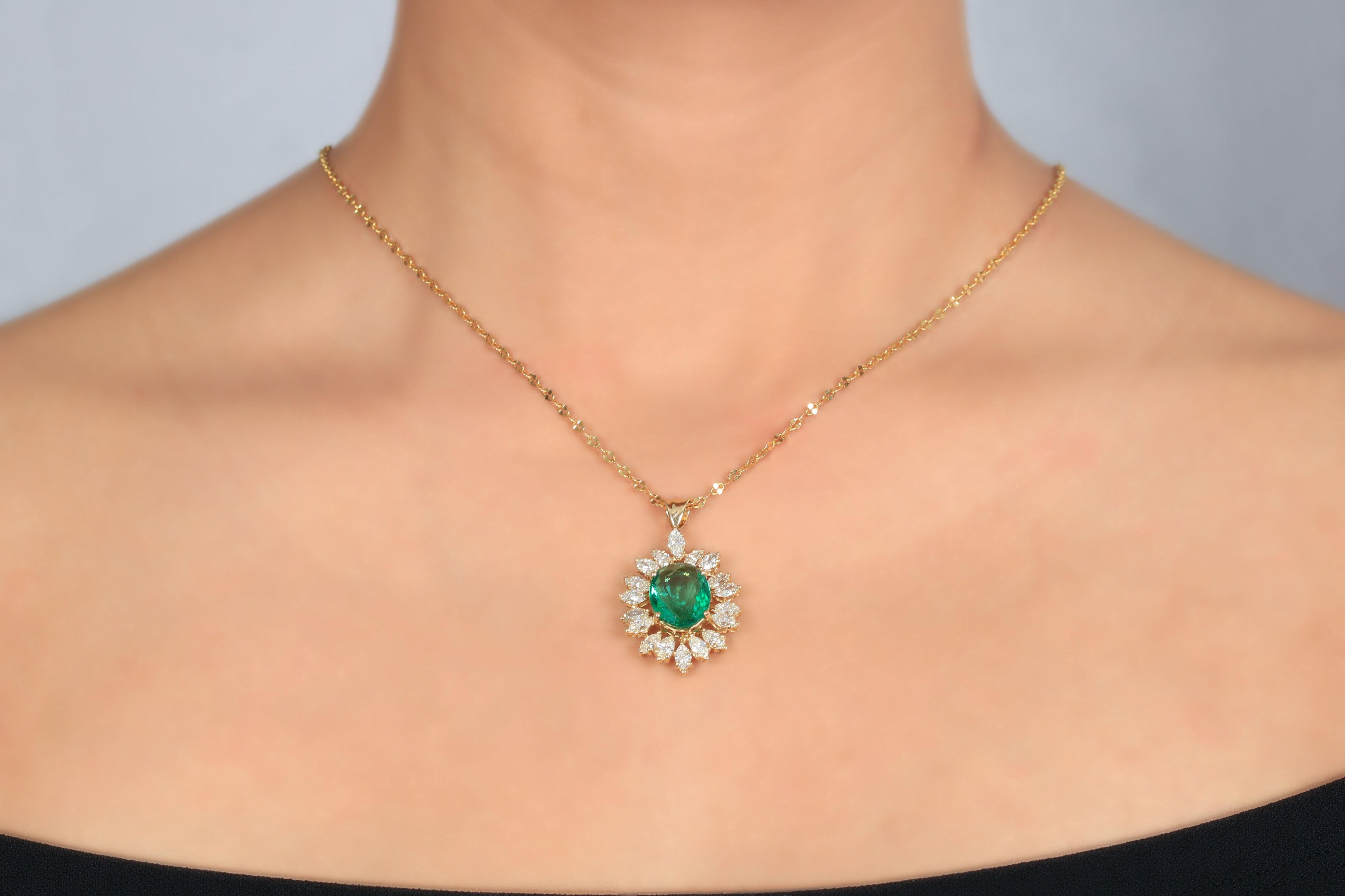 Modern Amwaj Jewelry Emerald Necklace in 18 Karat Yellow Gold For Sale