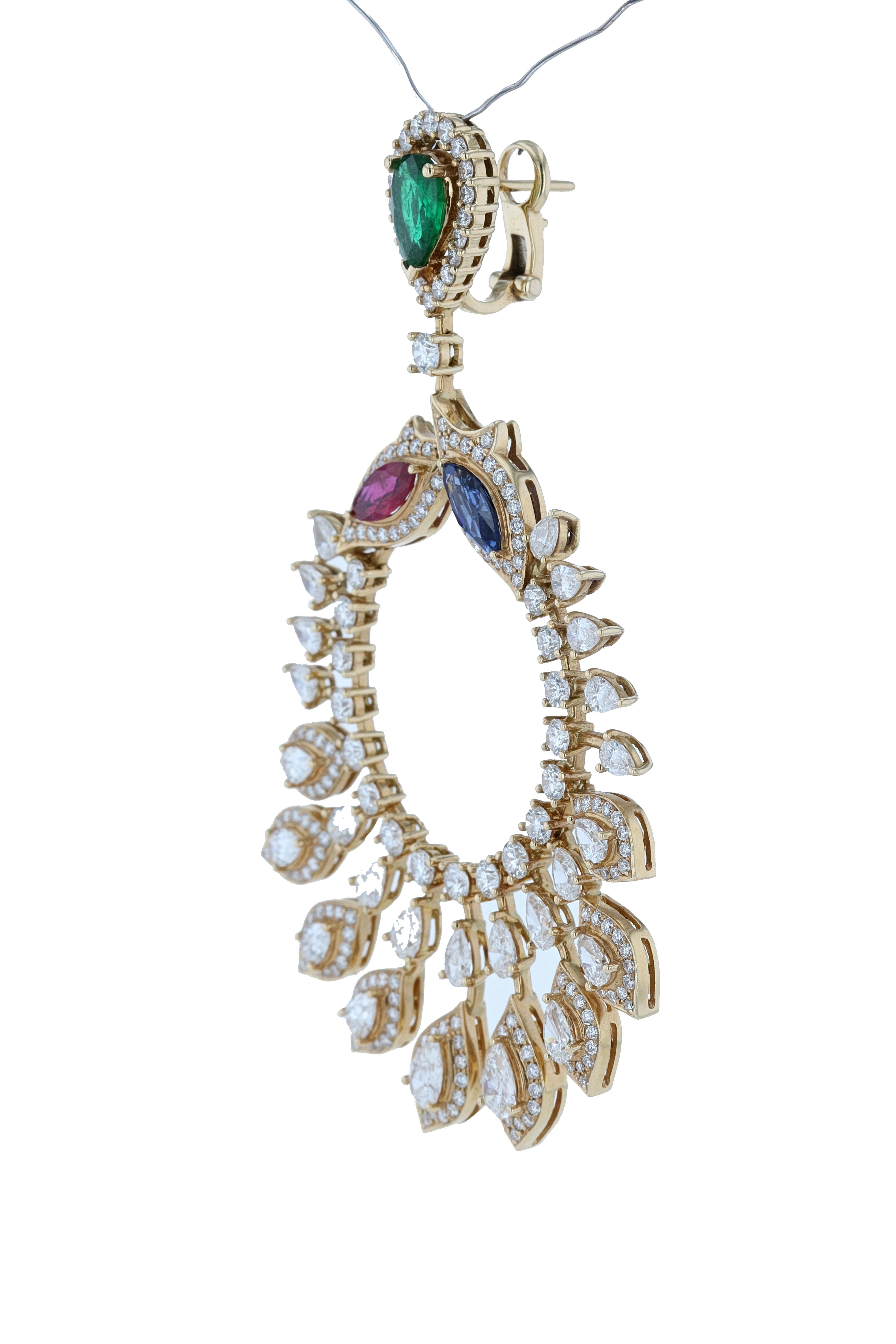 Amwaj Jewelry: 18 Karat Gold-Kronleuchter-Ohrringe mit Smaragd, Saphir und Rubin (Tropfenschliff) im Angebot