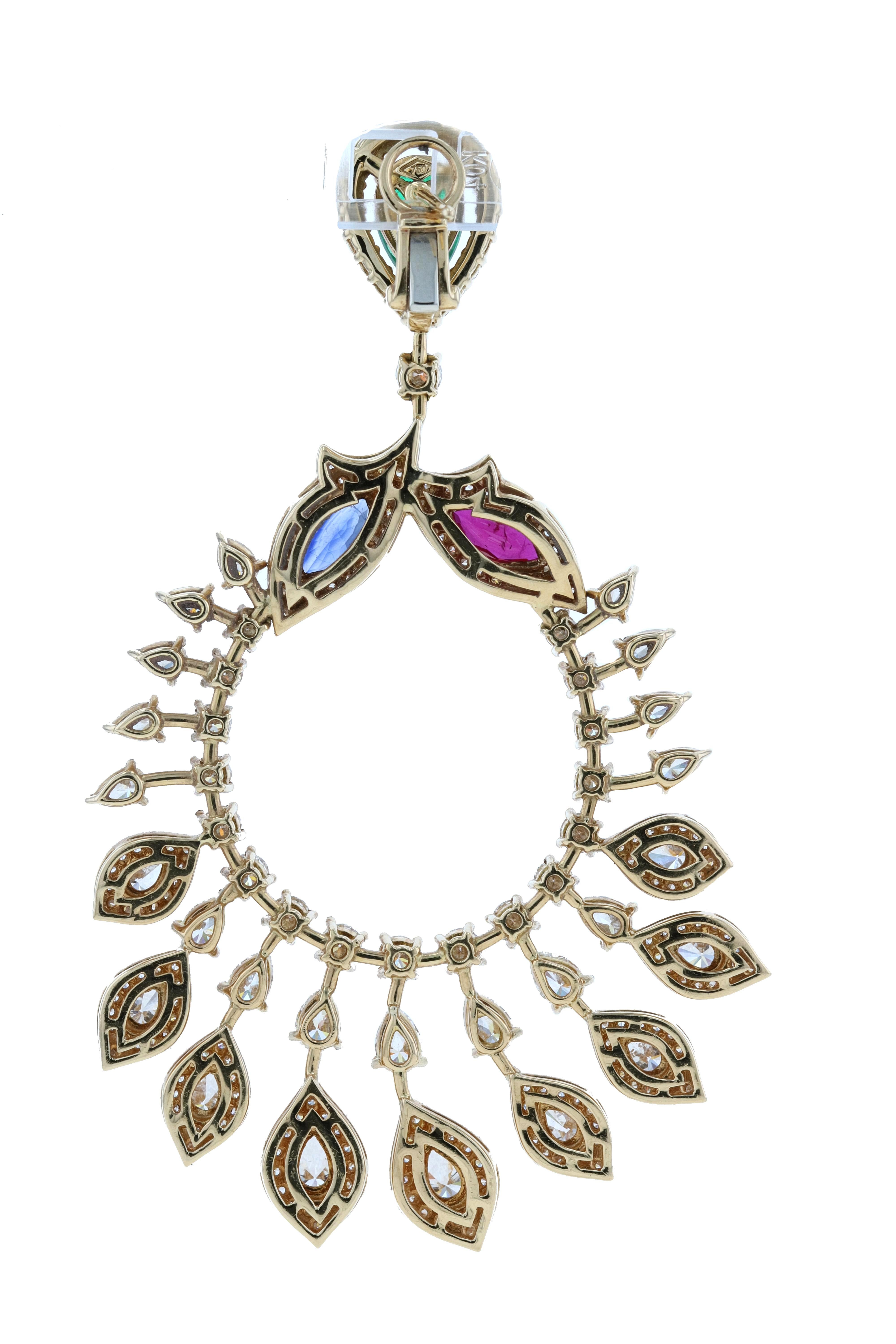 Amwaj Jewelry: 18 Karat Gold-Kronleuchter-Ohrringe mit Smaragd, Saphir und Rubin im Zustand „Neu“ im Angebot in Abu Dhabi, Abu Dhabi