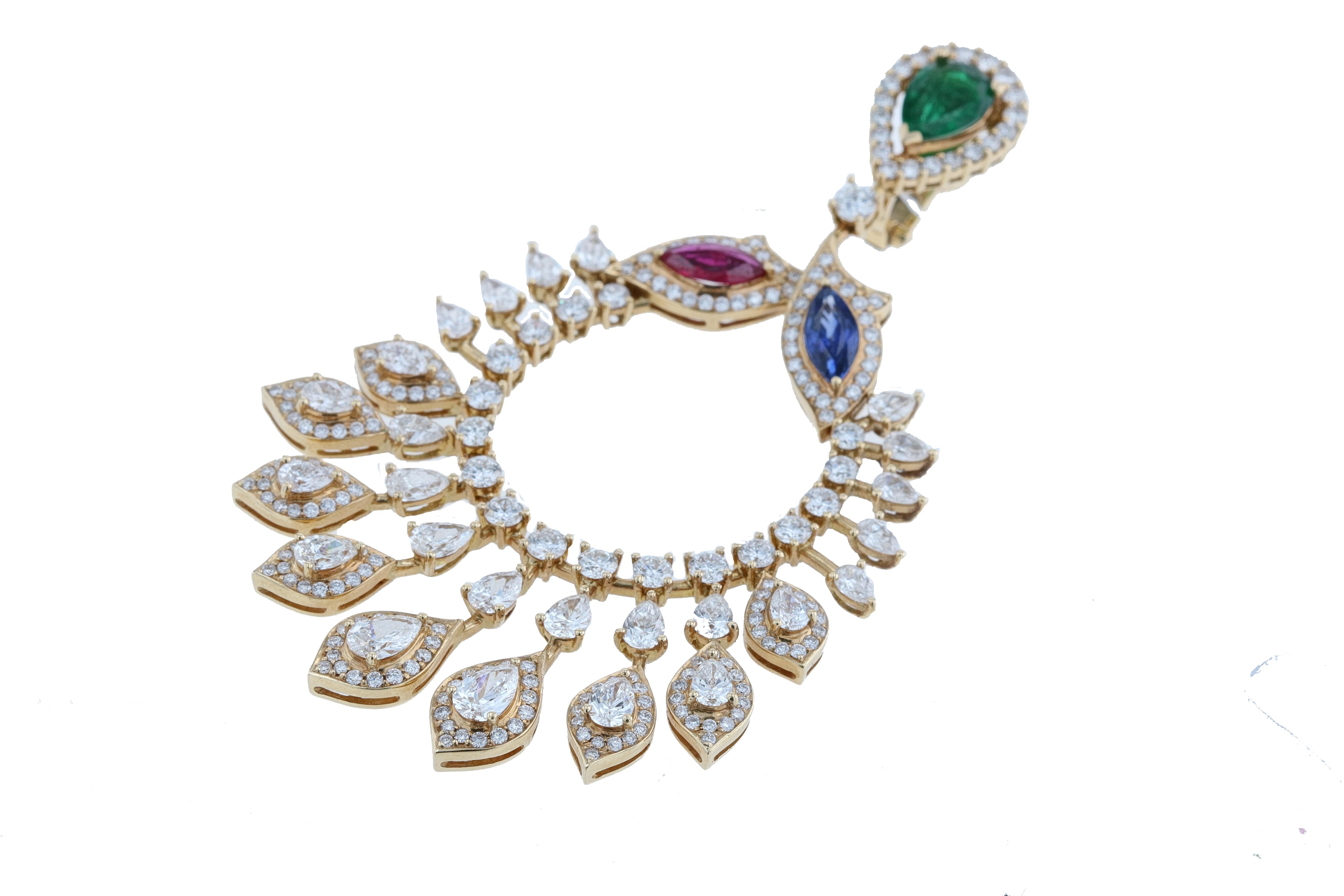 Amwaj Jewelry: 18 Karat Gold-Kronleuchter-Ohrringe mit Smaragd, Saphir und Rubin Damen im Angebot
