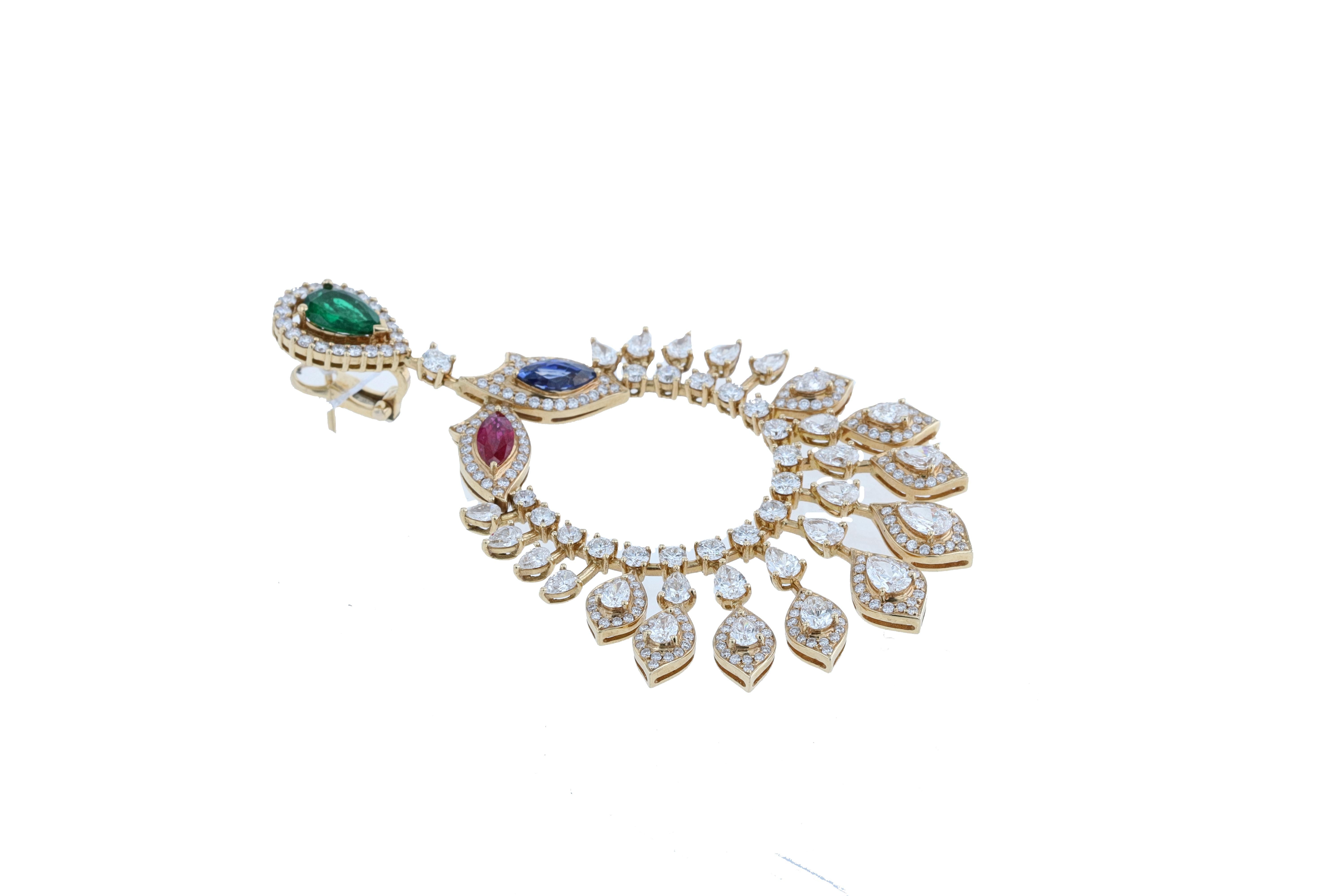 Amwaj Jewelry: 18 Karat Gold-Kronleuchter-Ohrringe mit Smaragd, Saphir und Rubin im Angebot 1