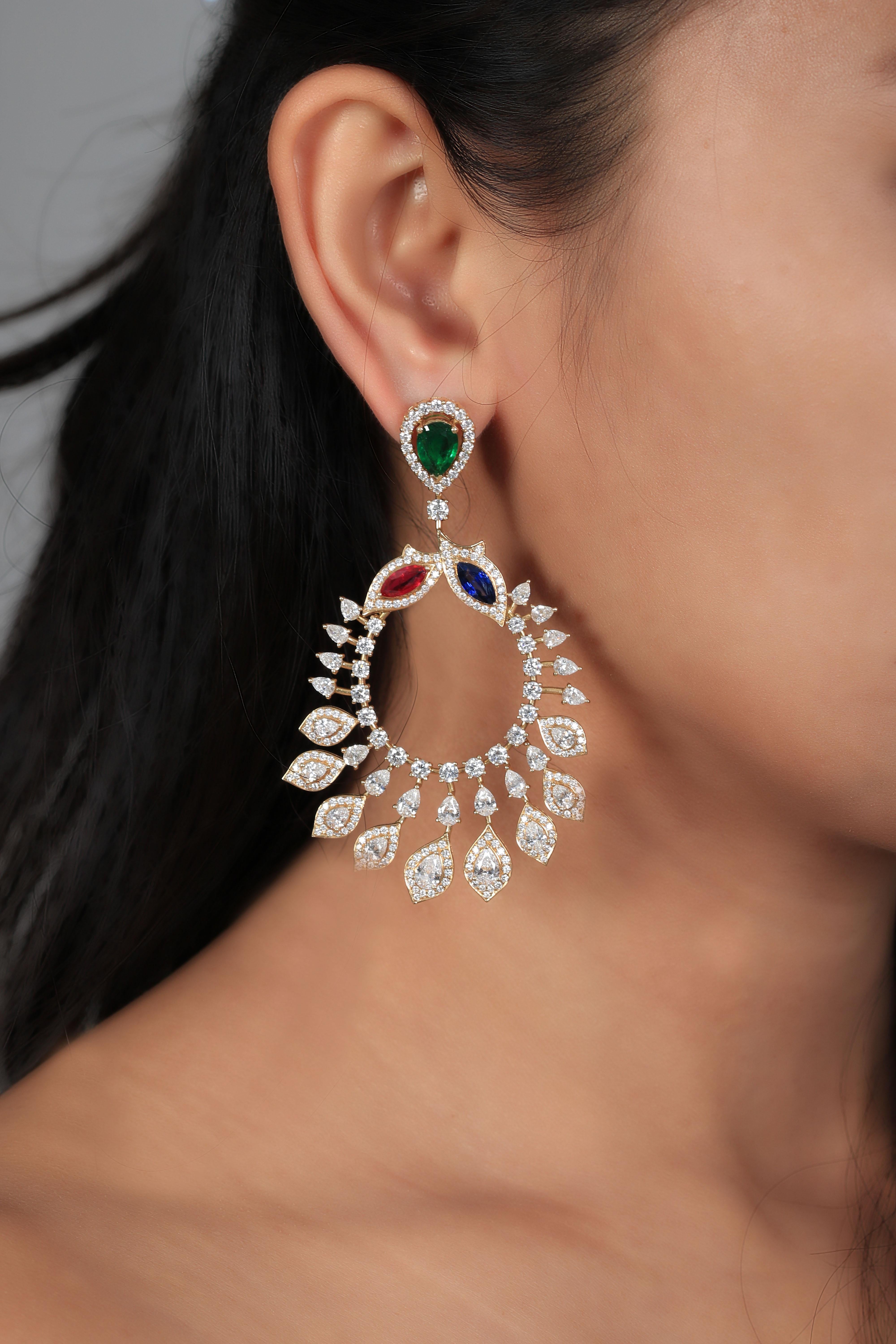 Amwaj Jewelry: 18 Karat Gold-Kronleuchter-Ohrringe mit Smaragd, Saphir und Rubin (Künstler*in) im Angebot
