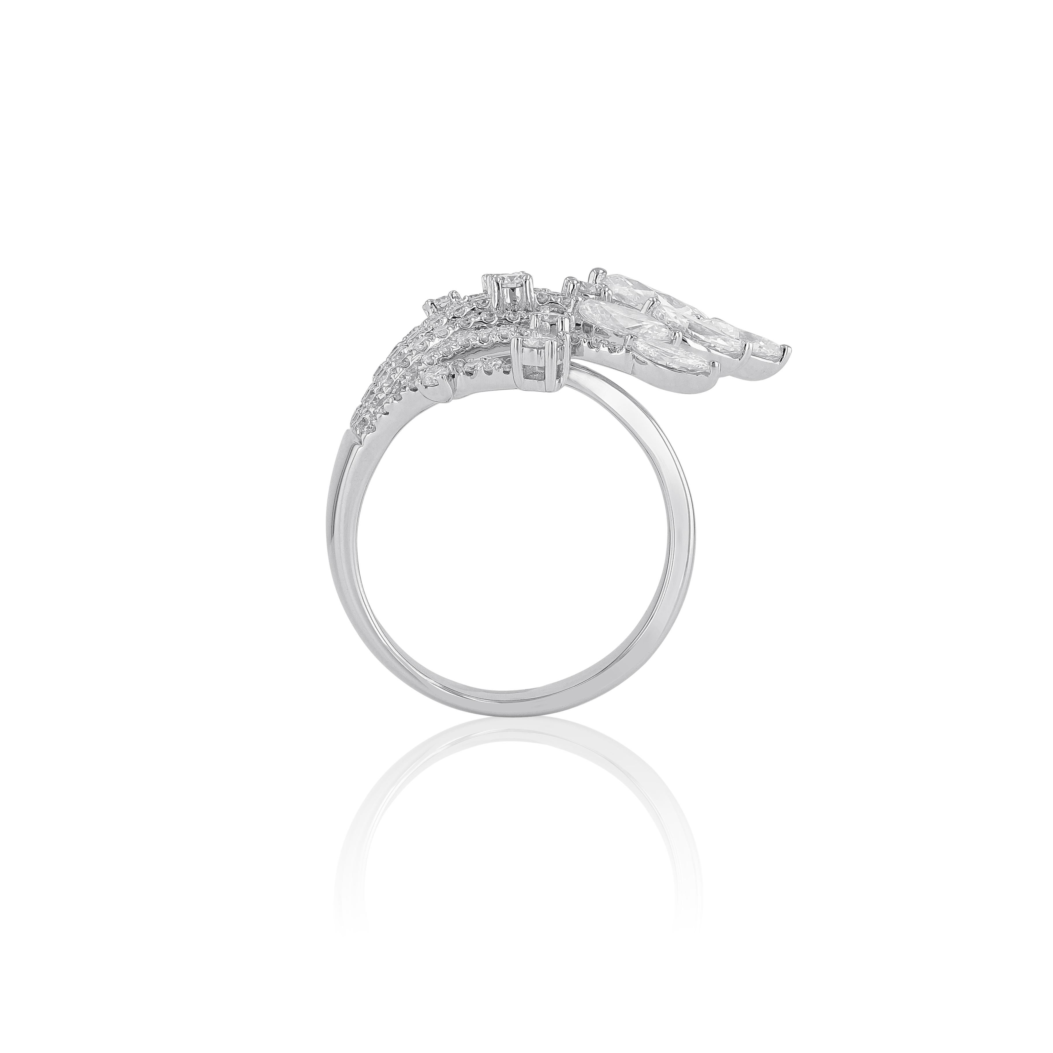 Une bague en or blanc 18k moderne et frappante qui donne vie à une conception en cascade fluide et sans effort avec des diamants de taille marquise parfaitement sertis de diamants ronds de petite et moyenne taille. Cette bague en diamant est une