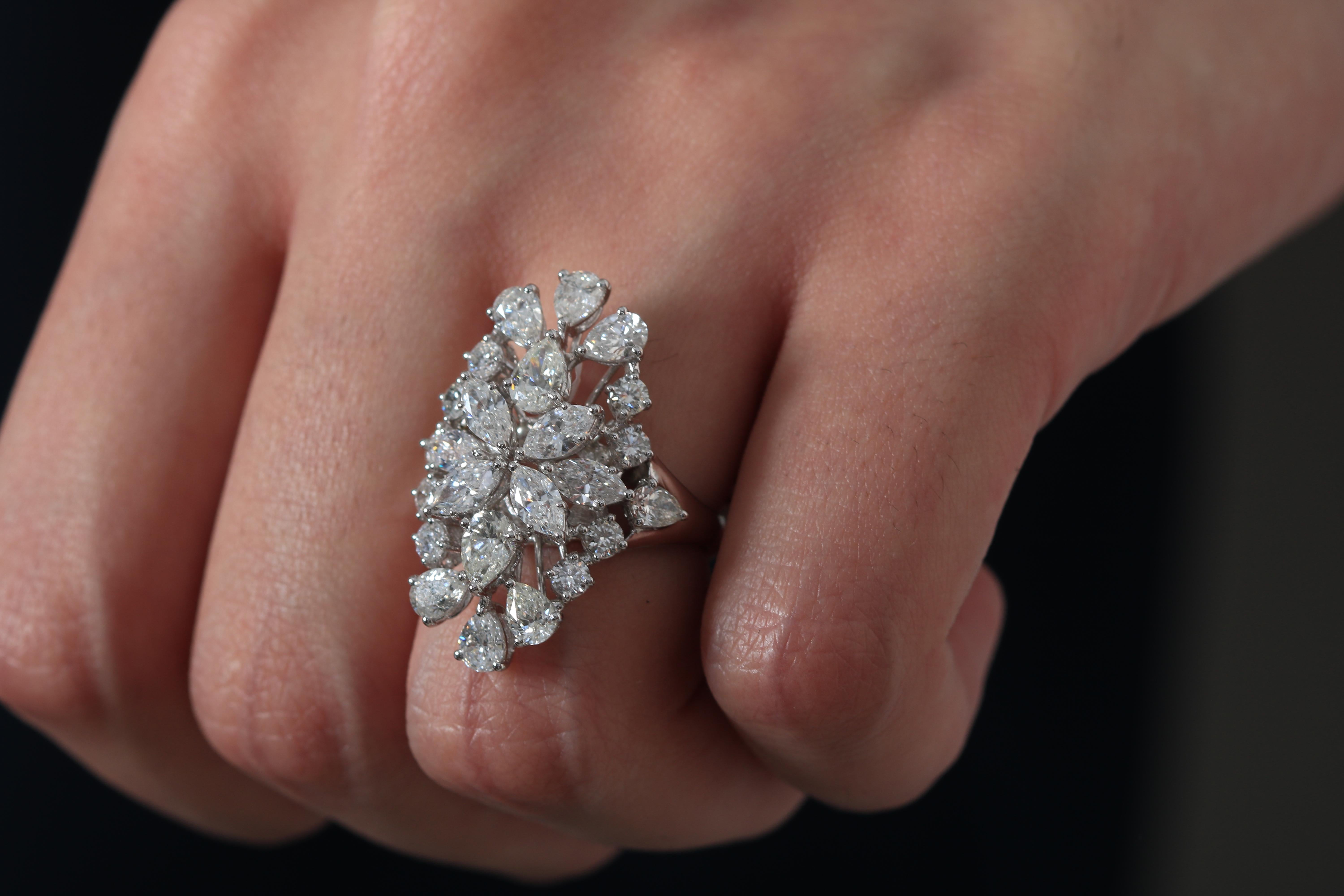 Anillo de diamantes en forma de pera de Amwaj Jewelry en oro blanco de 18 quilates Romántico en venta