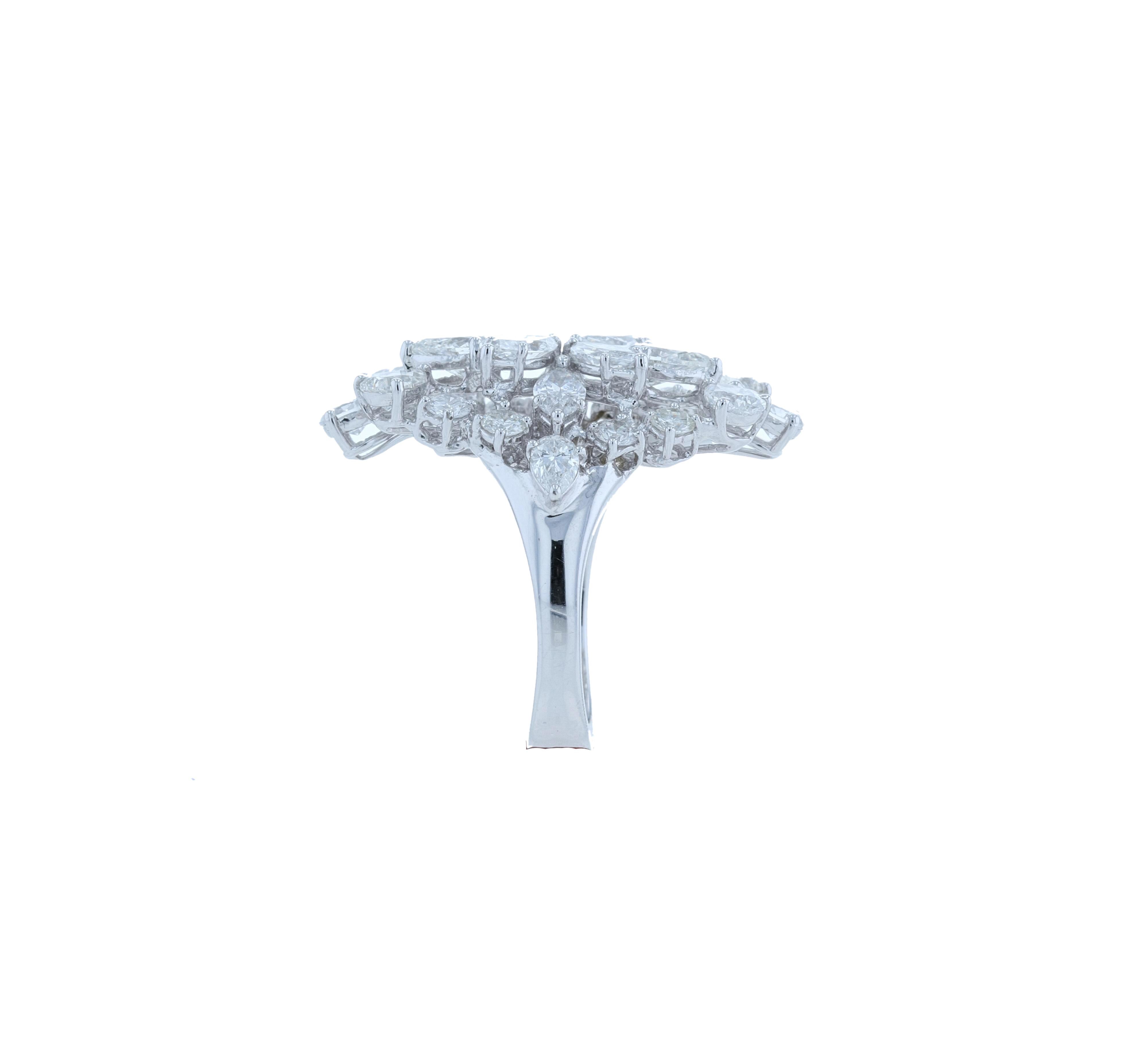 Anillo de diamantes en forma de pera de Amwaj Jewelry en oro blanco de 18 quilates en Nuevo estado para la venta en Abu Dhabi, Abu Dhabi