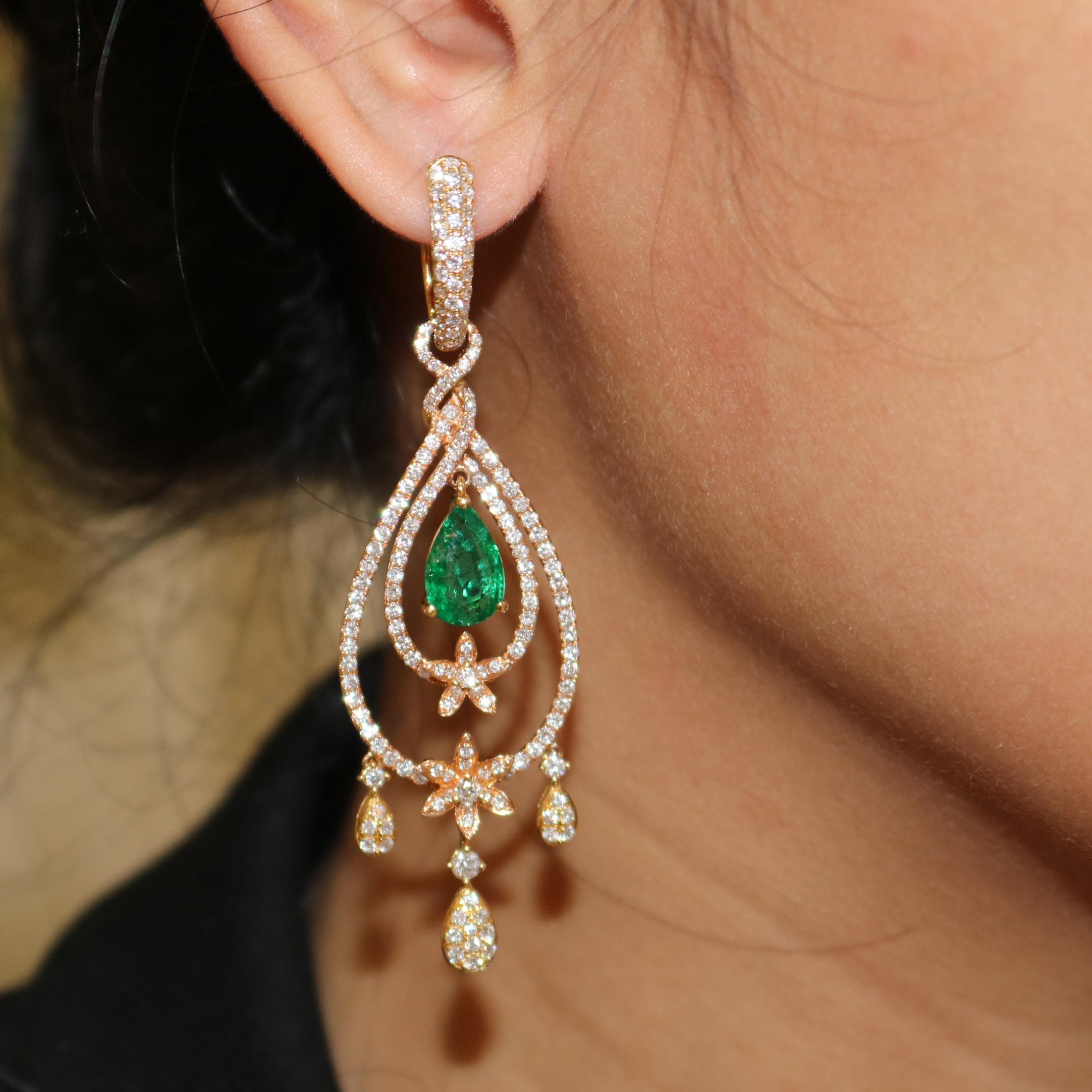 Amwaj Jewelry Rose Gold with Emerald Drop Earrings In New Condition For Sale In Abu Dhabi, Abu Dhabi