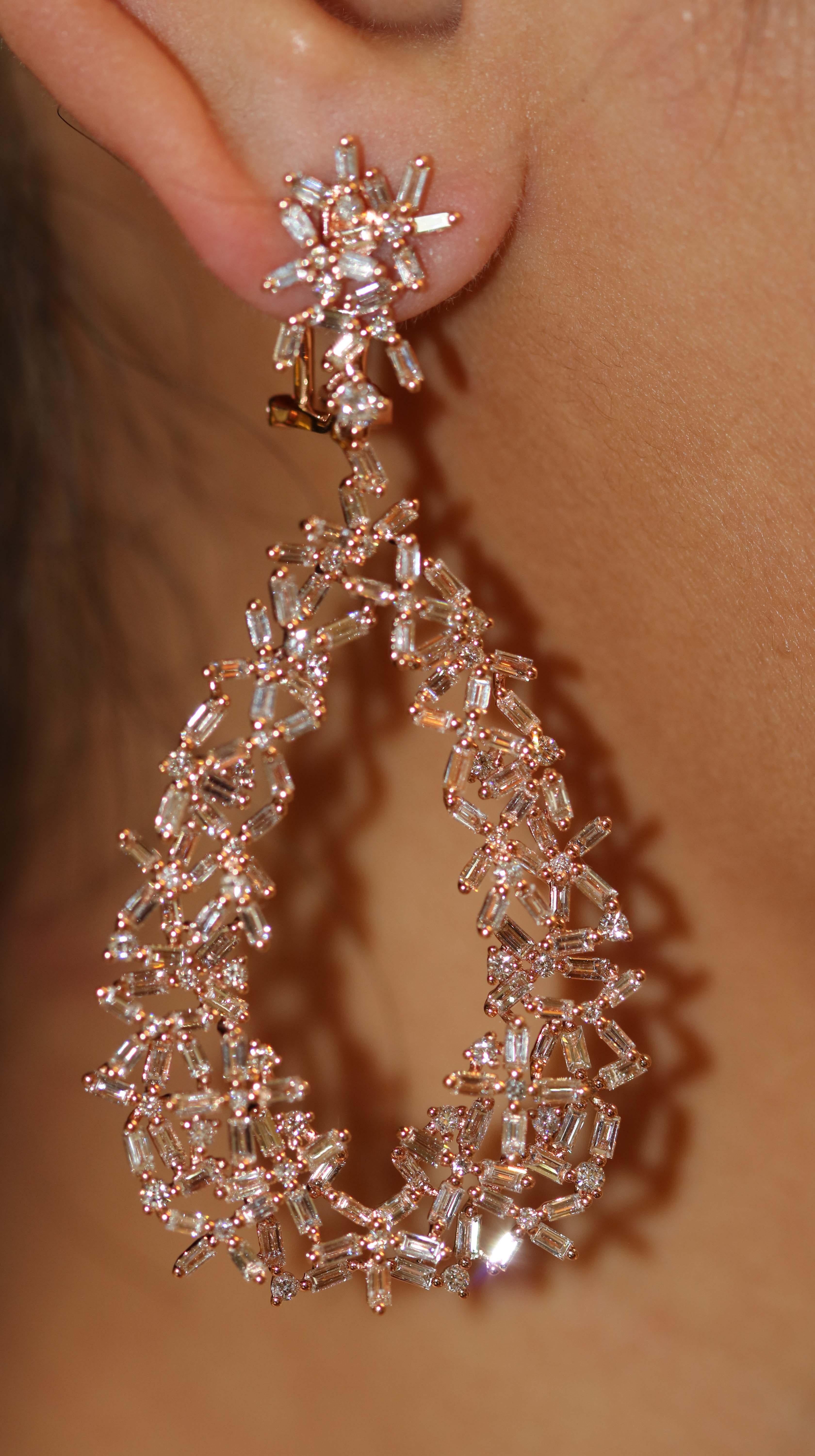 Orecchini unici e artistici di Amwaj jewelry, realizzati con diamanti a baguette e a forma rotonda. Questi orecchini strizzano l'occhio alla predilezione per le forme moderniste e la femminilità eclettica. Un'aggiunta giocosa al tuo repertorio di