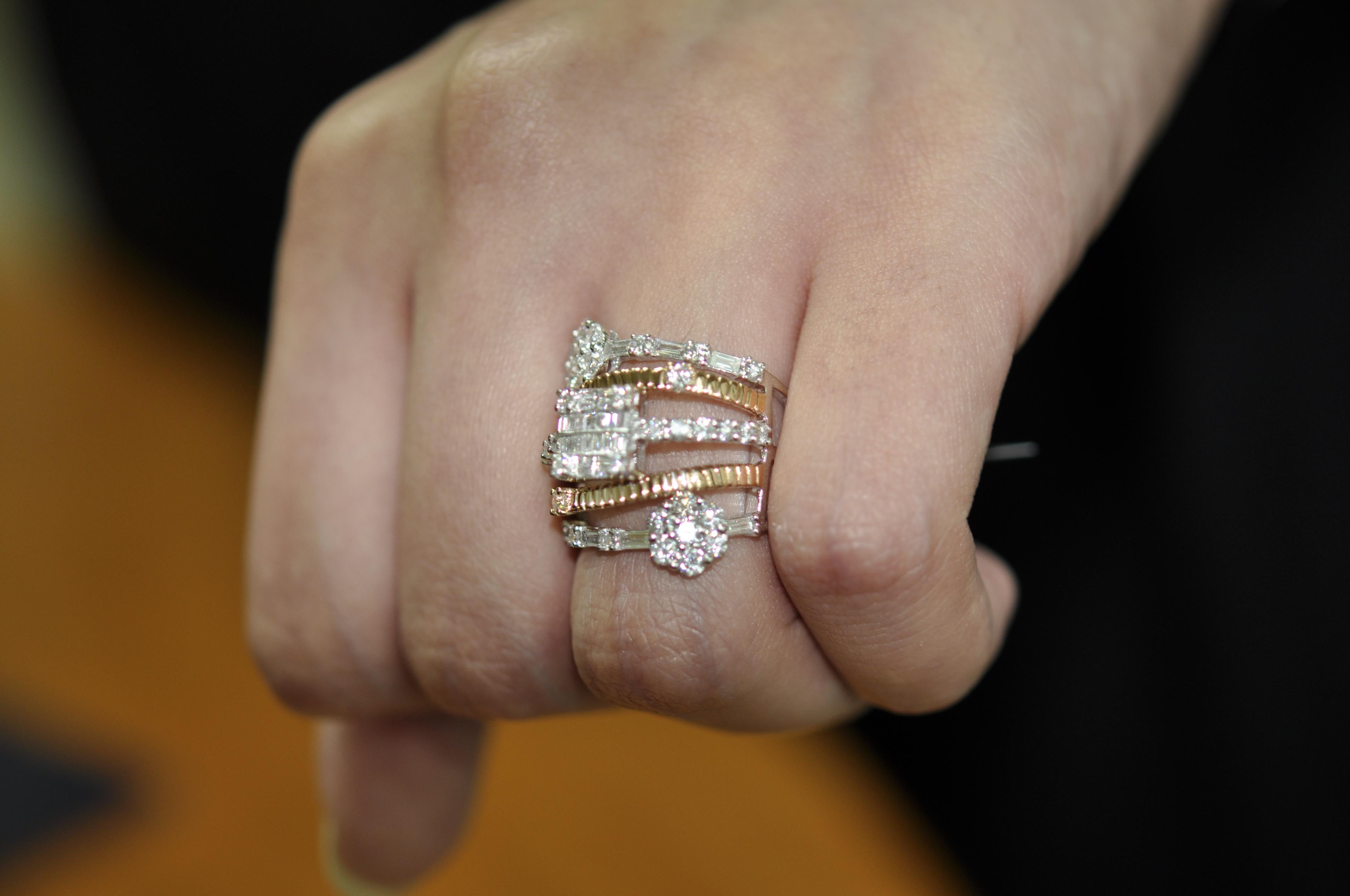Amwaj Weiß- und Roségold 18 Karat Ring mit Diamanten (Baguetteschliff) im Angebot