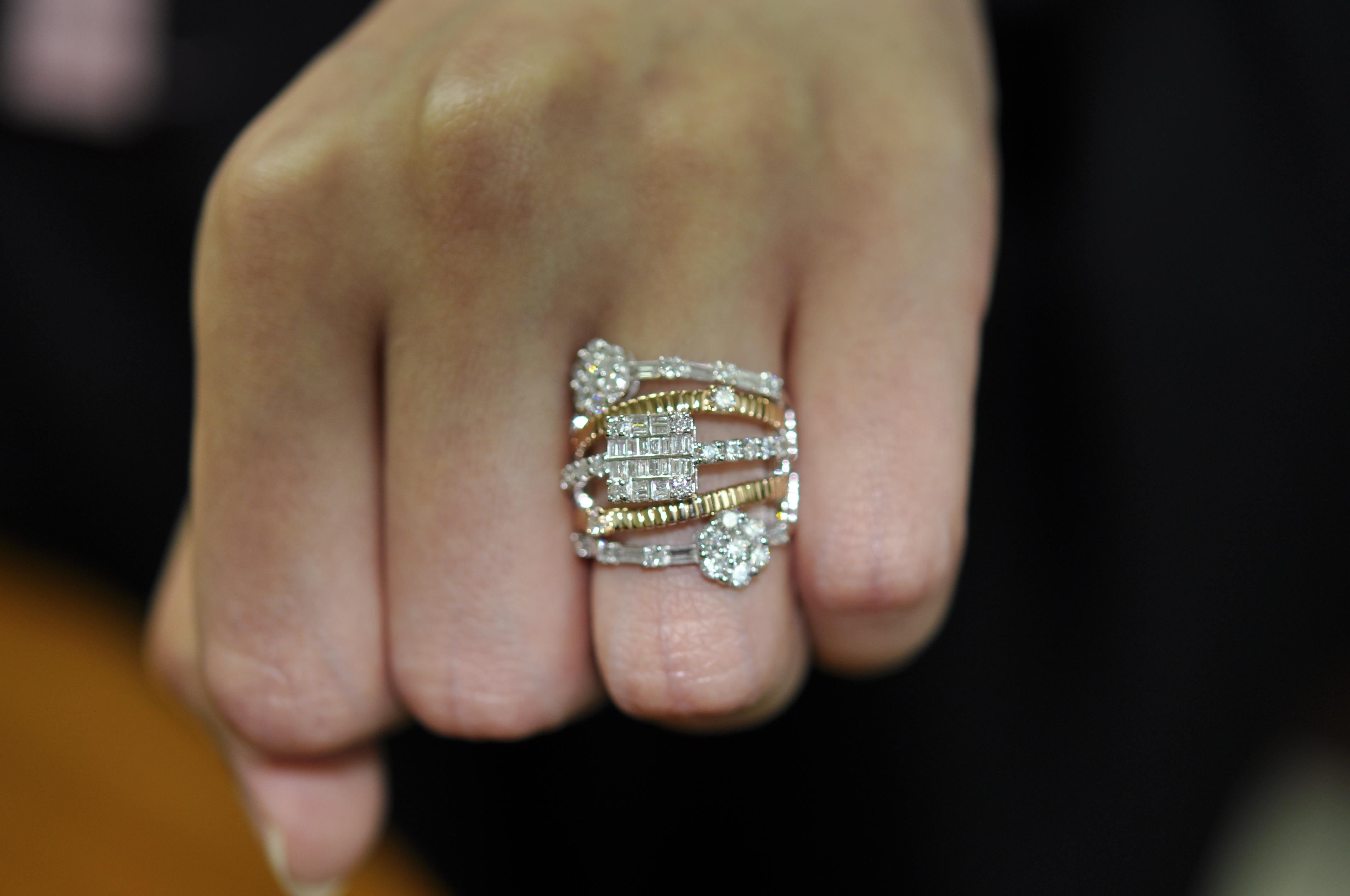 Anello artistico, unico e versatile di Amwaj jewelry con diamanti rotondi e baguette che aggiungono un perfetto scintillio a questo anello alla moda,  è un'ottima scelta se vuoi essere diverso e alla moda.
Chiarezza del diamante: VS / SI
Colore: G,