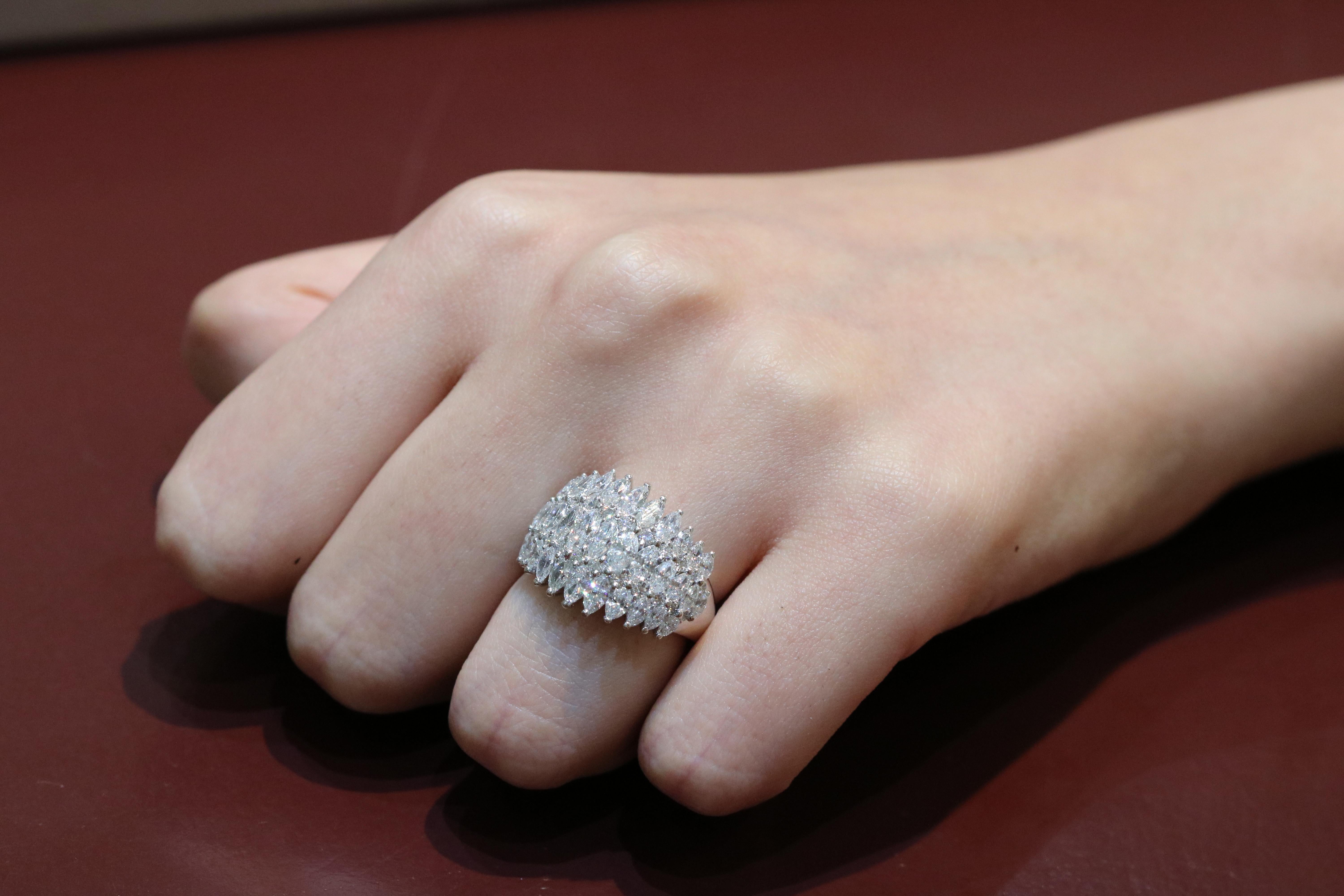 Taglio marquise Anello Amwaj in oro bianco da 18 carati con diamanti in vendita