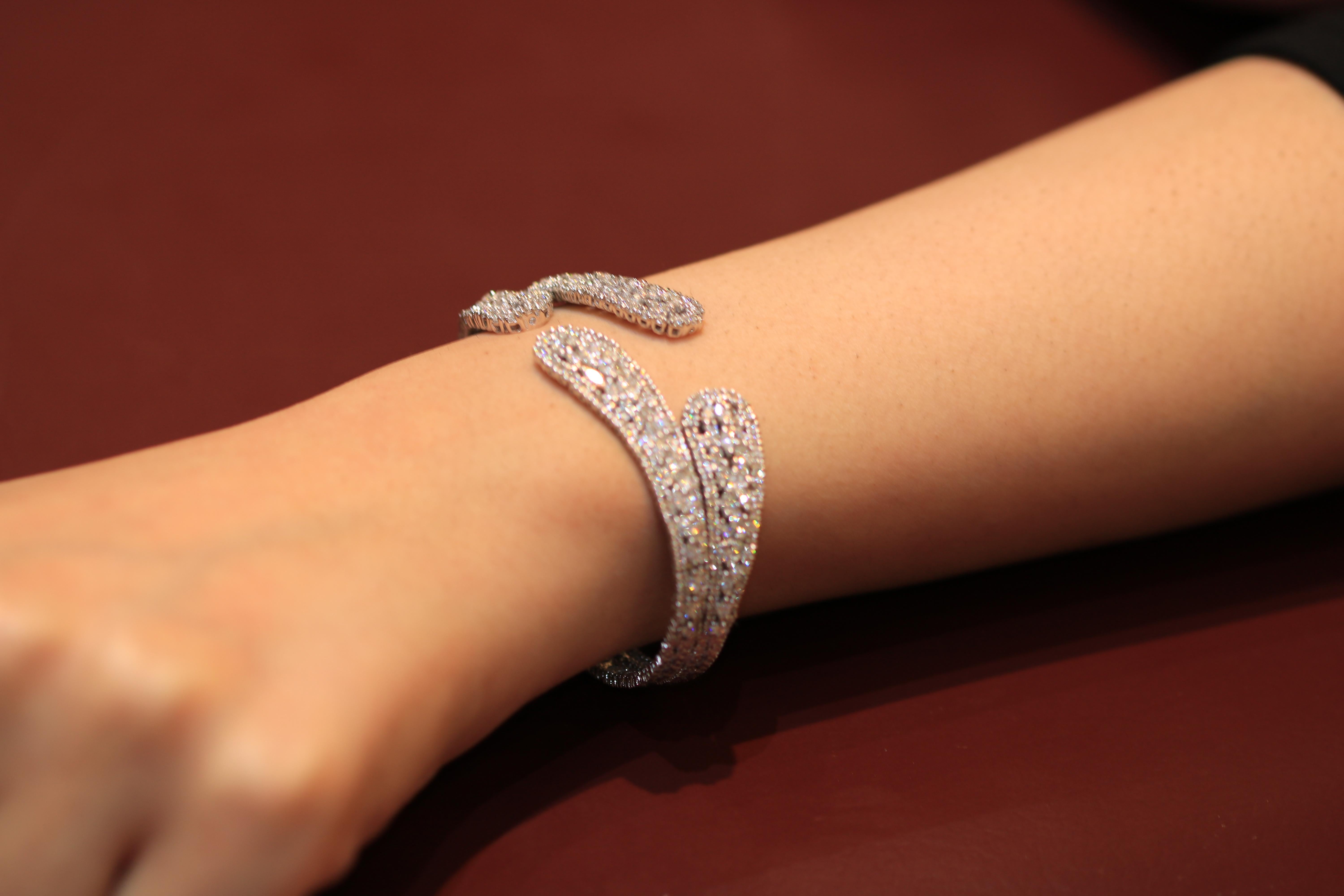 Bracelet simple et classique de la marque Amwaj jewelry, entièrement recouvert de diamants de forme Marquise et ronde qui donnent une touche délicate pour un look glamour et féminin de la dame qui choisira cette pièce d'art éternelle. Classique et