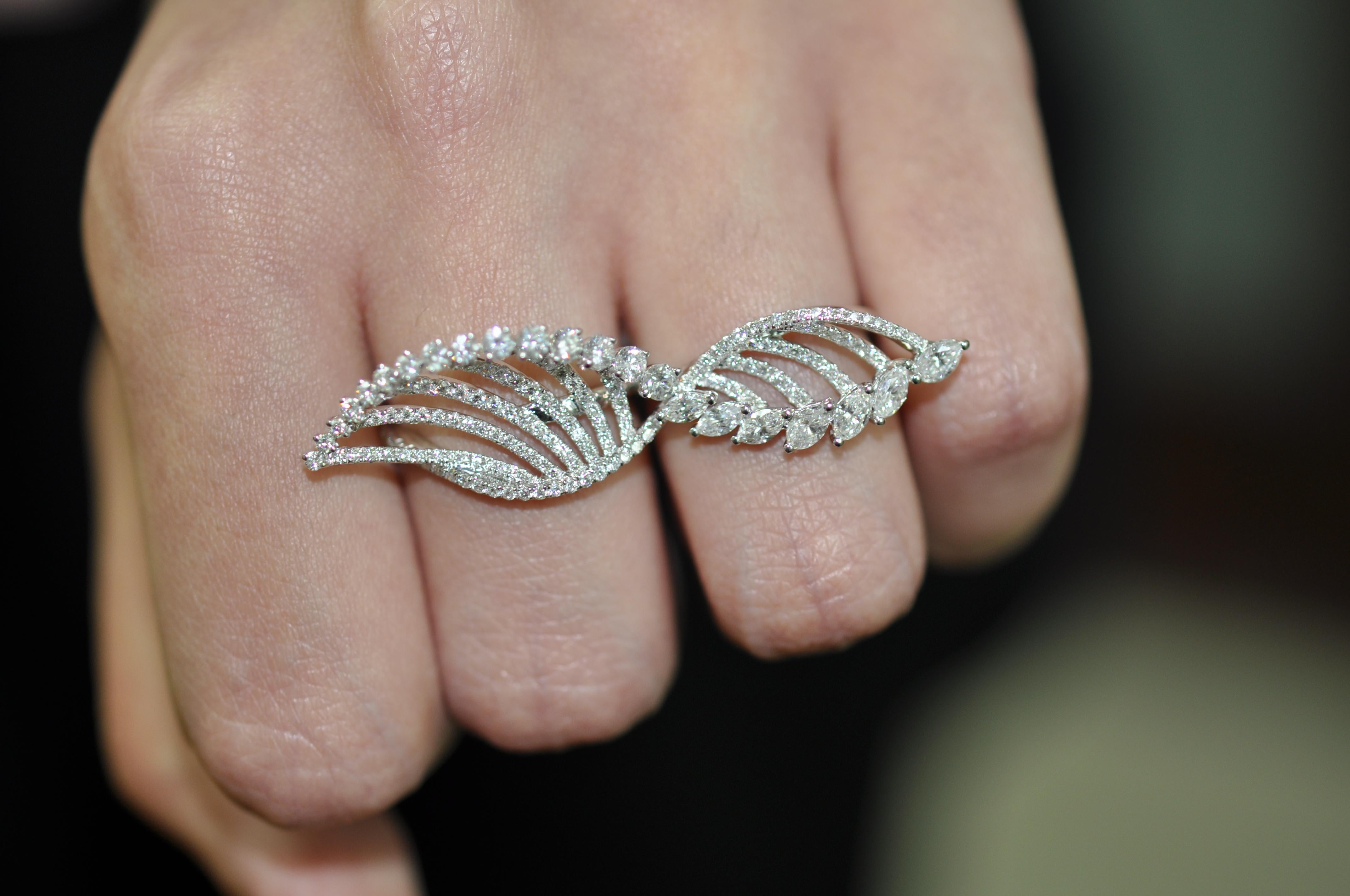 Moderno Anello Amwaj in oro bianco 18 carati con diamanti in vendita