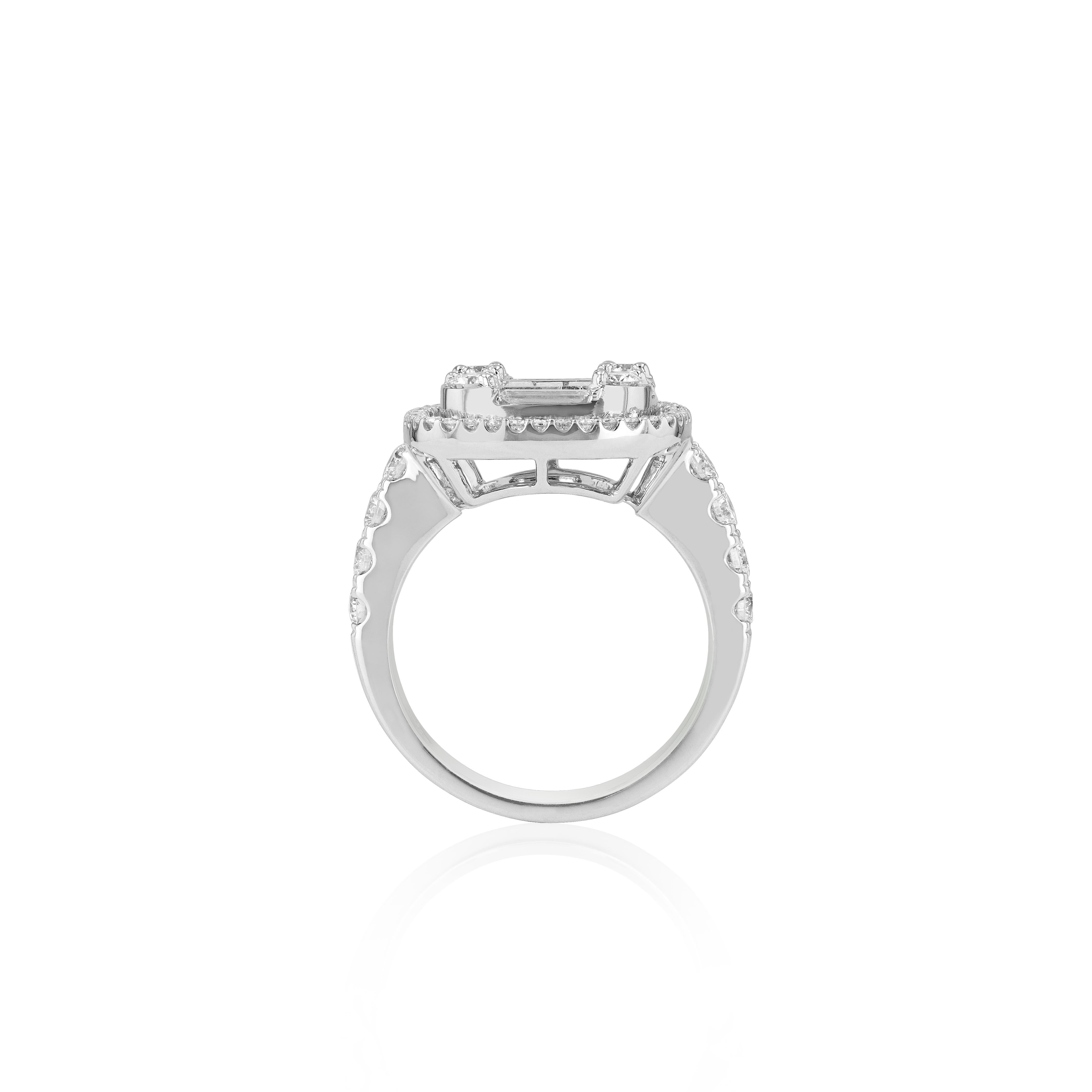 Cette bague de classe, unique en son genre, signée Amwaj Jewelry, représente une pièce intemporelle et élégante. L'envoûtant diamant baguette central entouré d'un halo de diamants ronds, qui donne une touche de rêve et d'éclat à cet article, est un