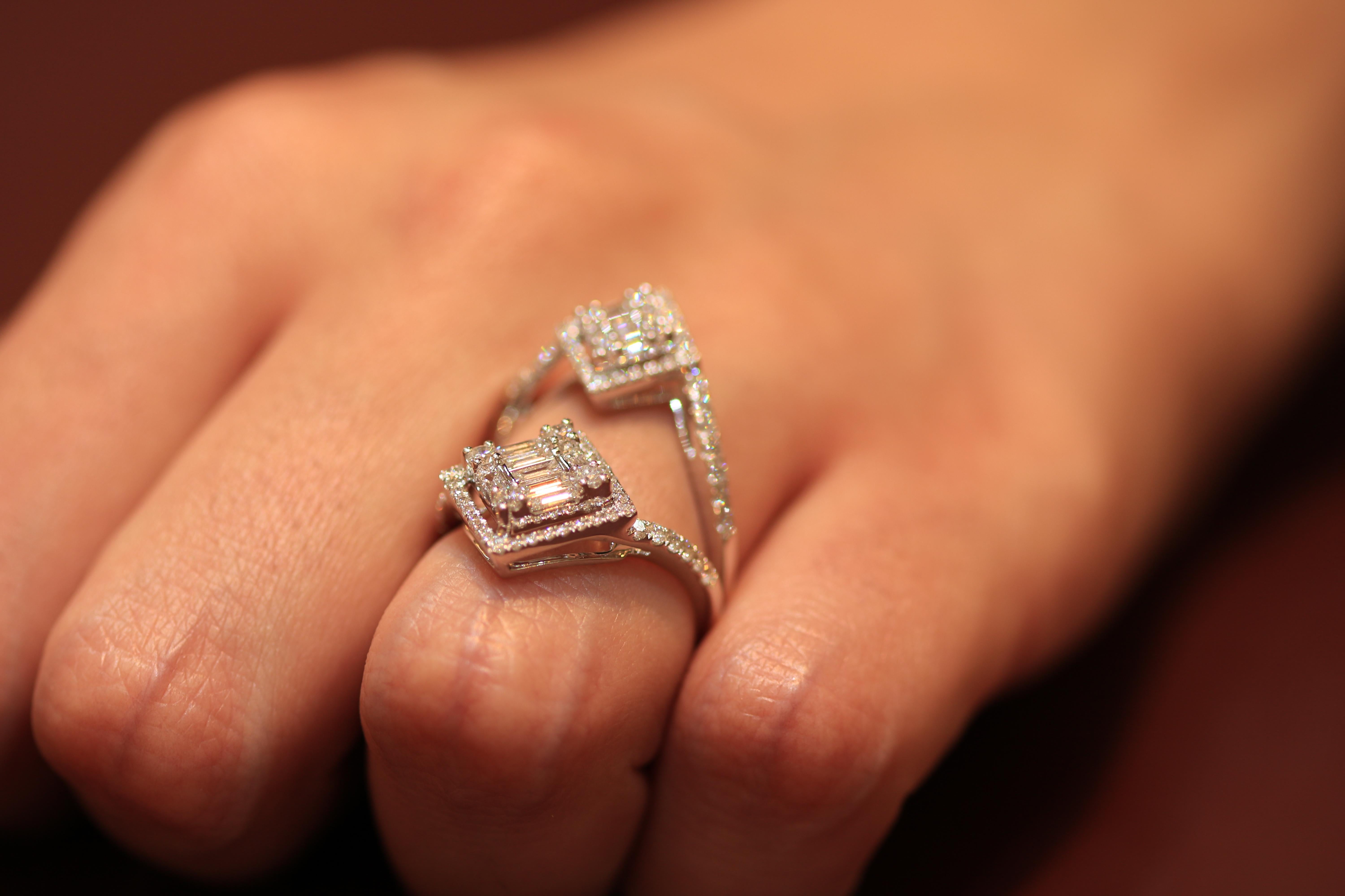Taglio baguette Anello Amwaj in oro bianco 18 carati con diamanti in vendita