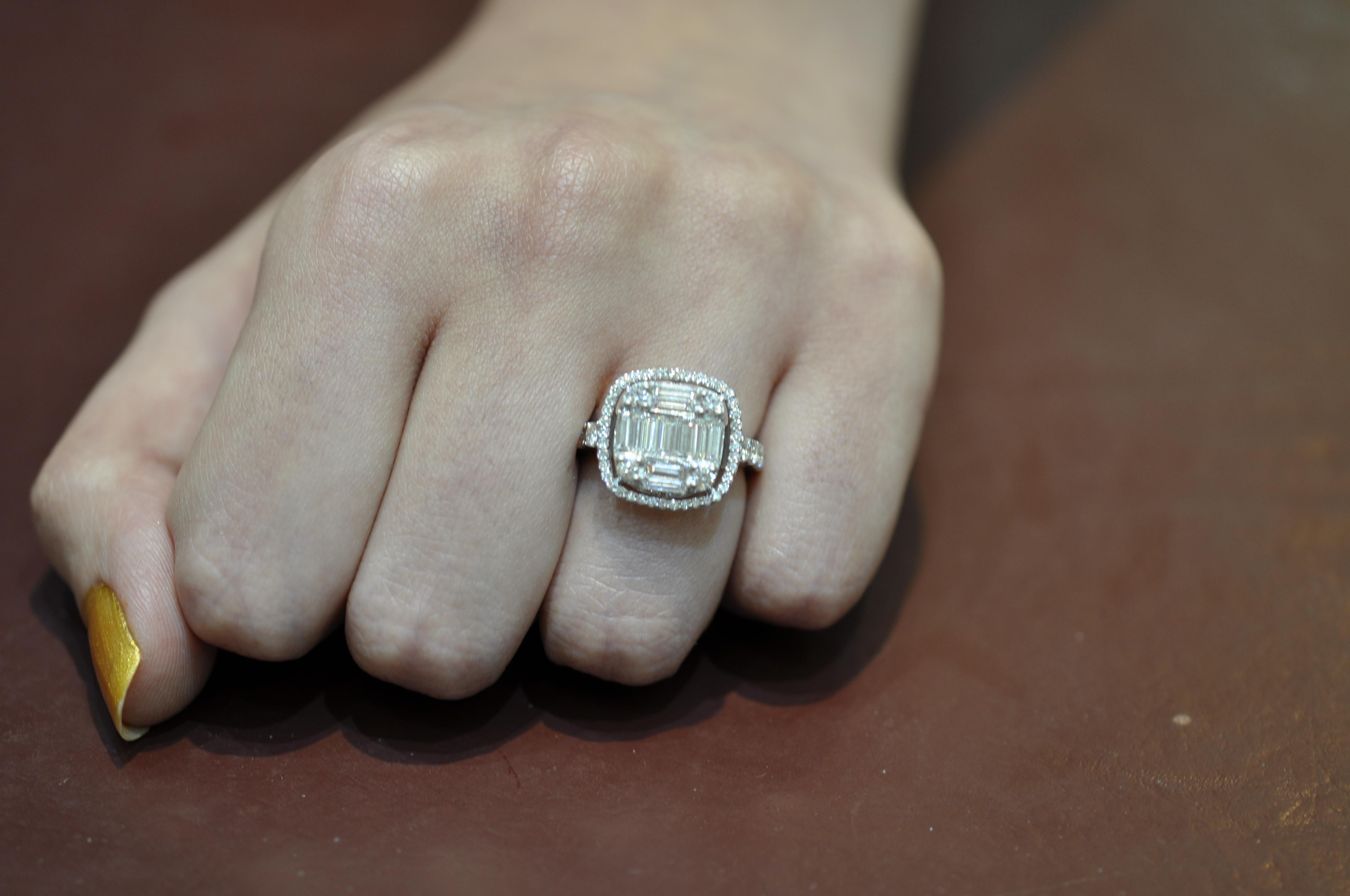 Amwaj White Gold 18 Karat Ring with Diamonds In New Condition For Sale In Abu Dhabi, Abu Dhabi