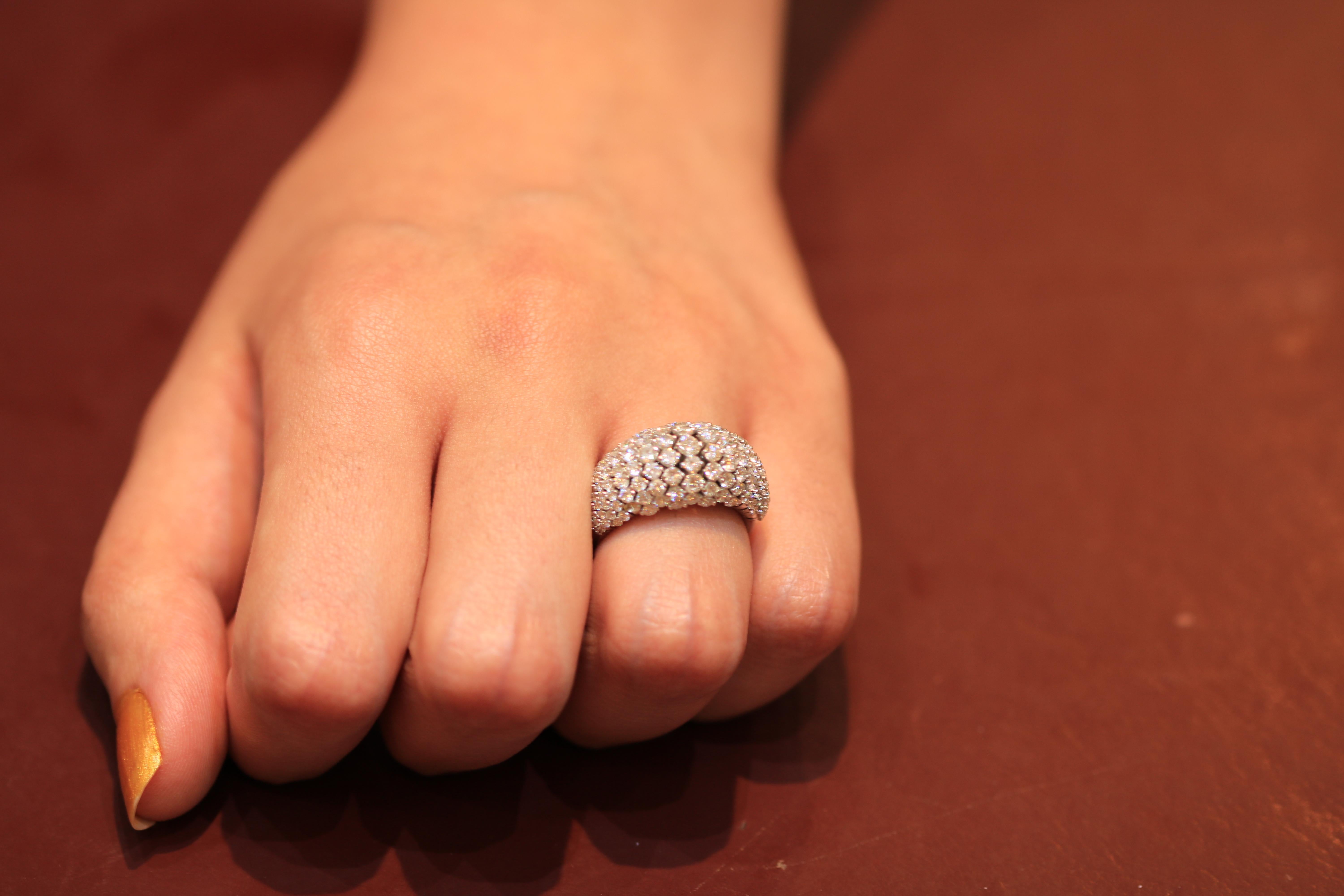 Amwaj White Gold 18 Karat Ring with Diamonds In New Condition For Sale In Abu Dhabi, Abu Dhabi
