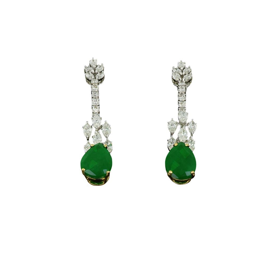 Charming white gold 18K set by Amwaj Jewelry with Marquise and round shape Diamonds, delicately shaped so as not to overpower, perfectly accents your beauty and taste. Emerald gives a delicate touch for a classy and feminine look of the lady with