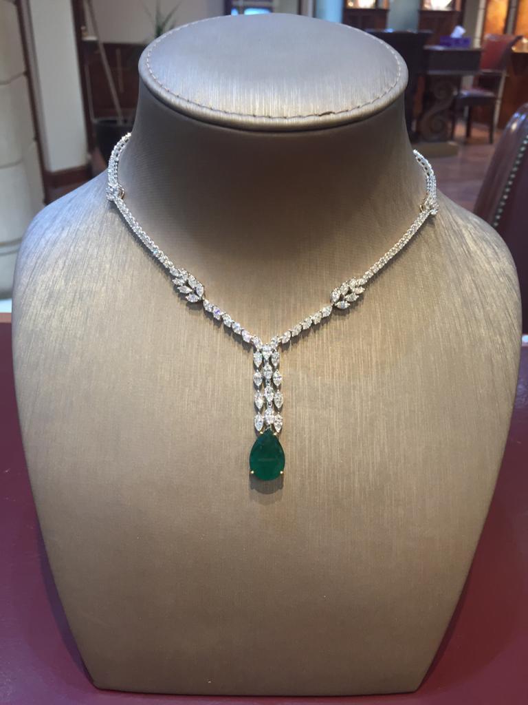 Classical Roman Amwaj White Gold 18 Karat Necklace and Earrings with Diamonds and Emeralds For Sale