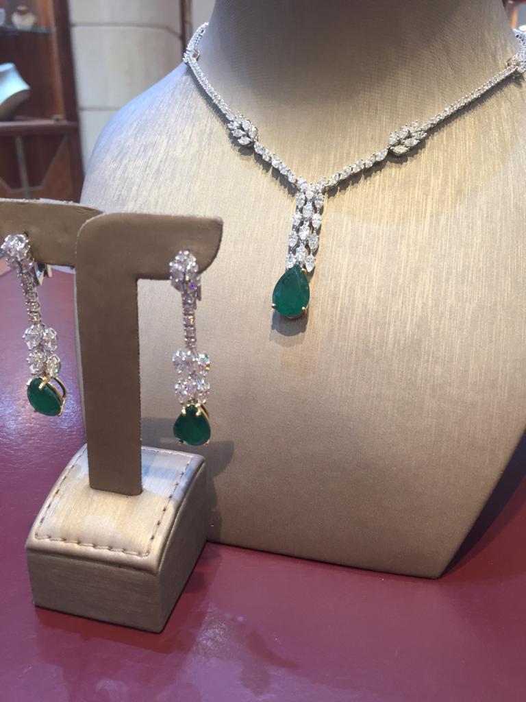 Amwaj White Gold 18 Karat Necklace and Earrings with Diamonds and Emeralds In New Condition For Sale In Abu Dhabi, Abu Dhabi