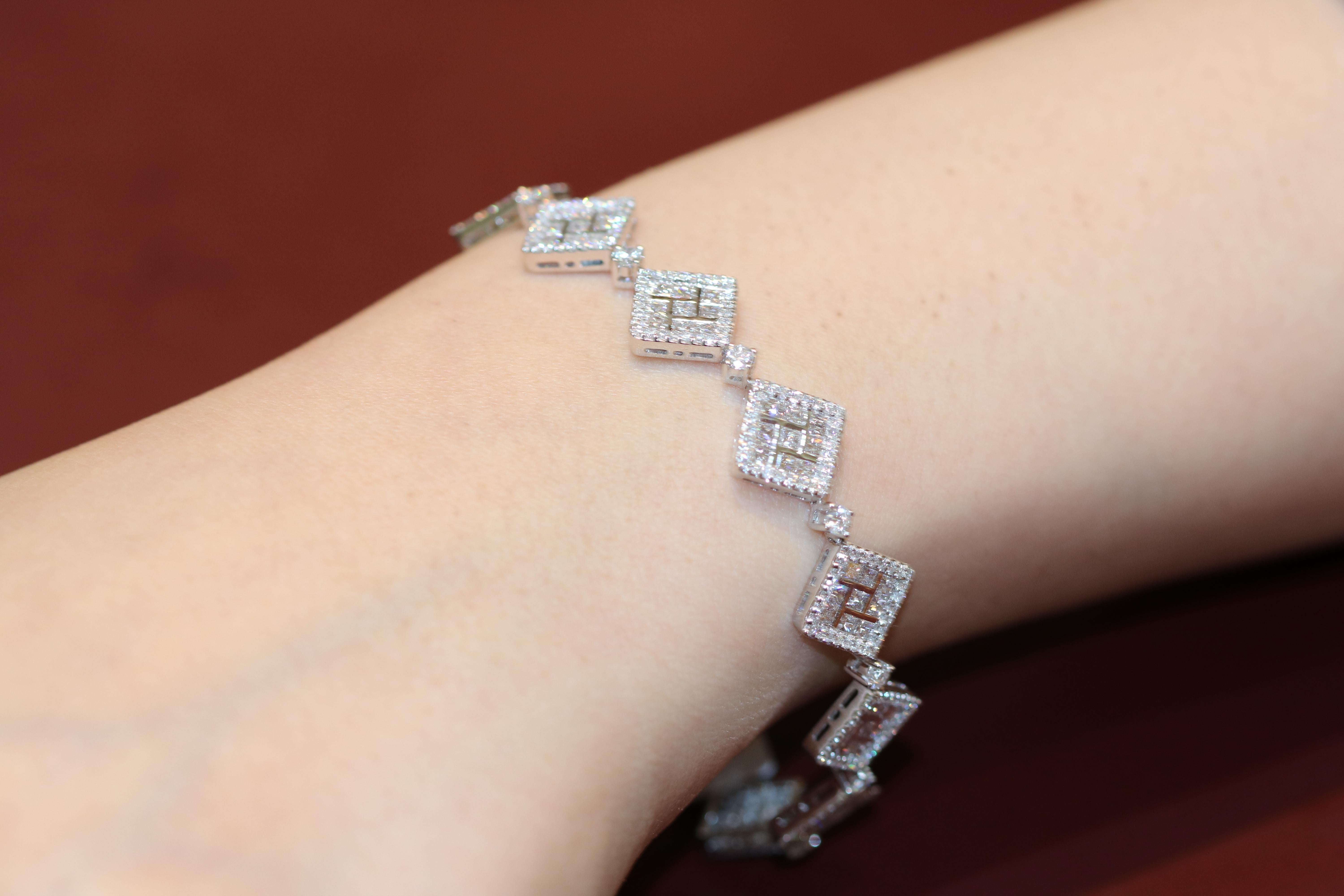 Edles Weißgoldarmband von Amwaj jewelry mit runden Diamanten. Dieses zarte und zugleich aussagekräftige Armband mit seinem femininen und eleganten Touch ist die perfekte Ergänzung für Ihre Sammlung. Aufgrund seiner Schlichtheit ist dieses Armband