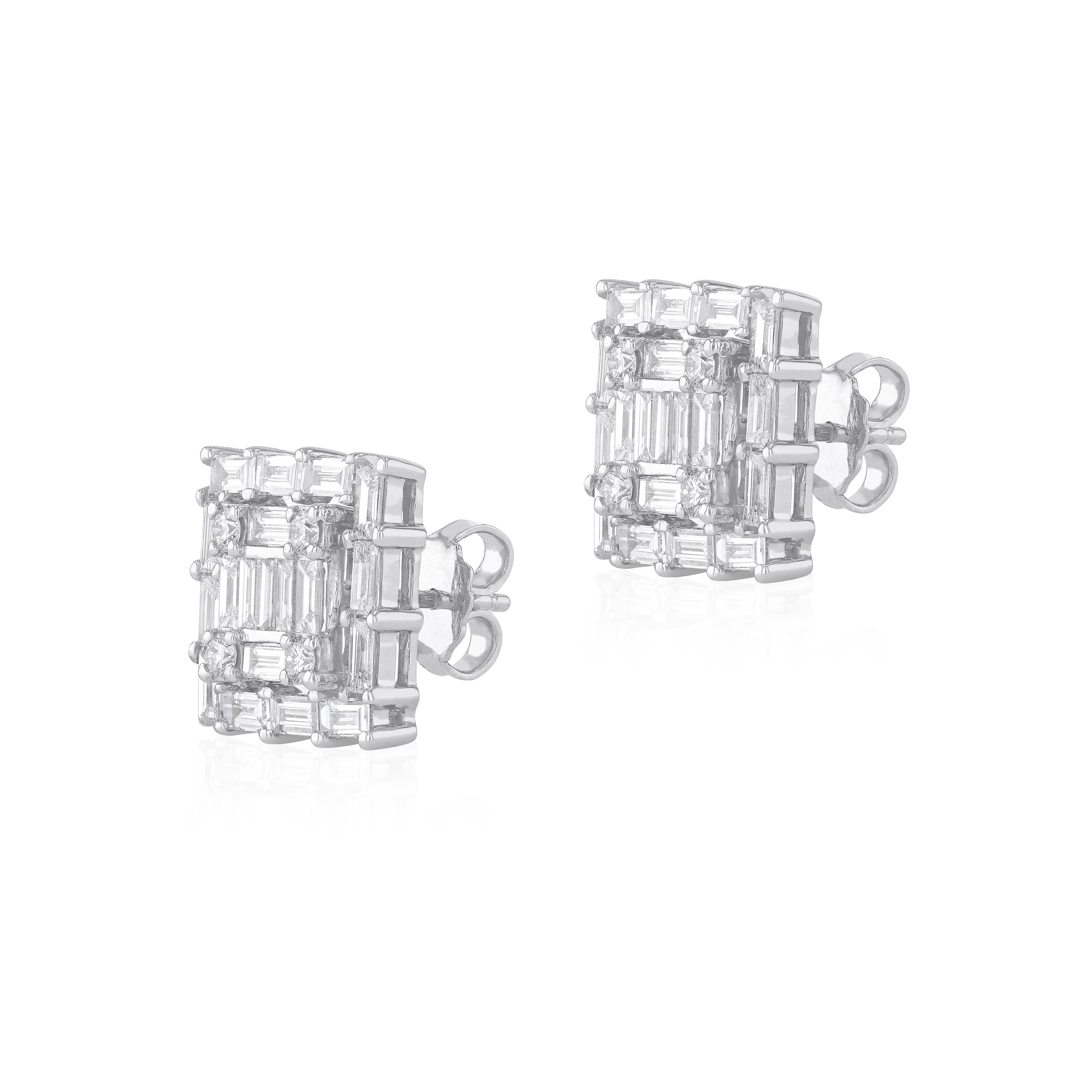 Boucles d'oreilles en or blanc 18 carats opulentes et élégantes de la marque Amwaj avec des diamants ronds et baguettes. Ces boucles d'oreilles intemporelles, de forme cubique, encadrées de diamants, sont parfaitement conçues pour créer un style