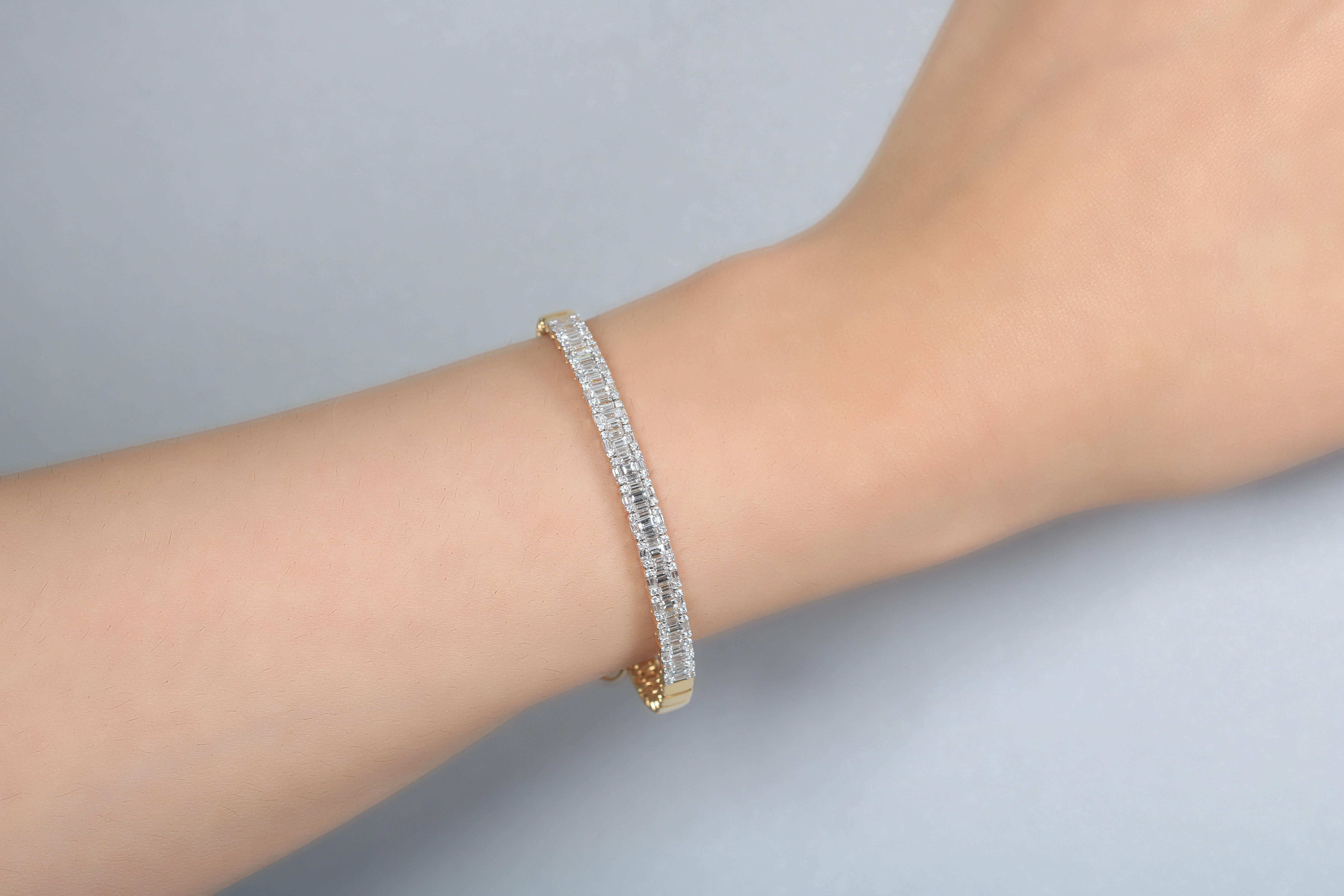 Simple and classy bracelet made by AMWAJ jewelry from yellow 18 karat gold and brilliant baguettes and round cut of diamonds .
elegant,sophisticated and ,because of its simplicity, its a perfect choice for any occasion.
Diamond clarity: VS SI / G H