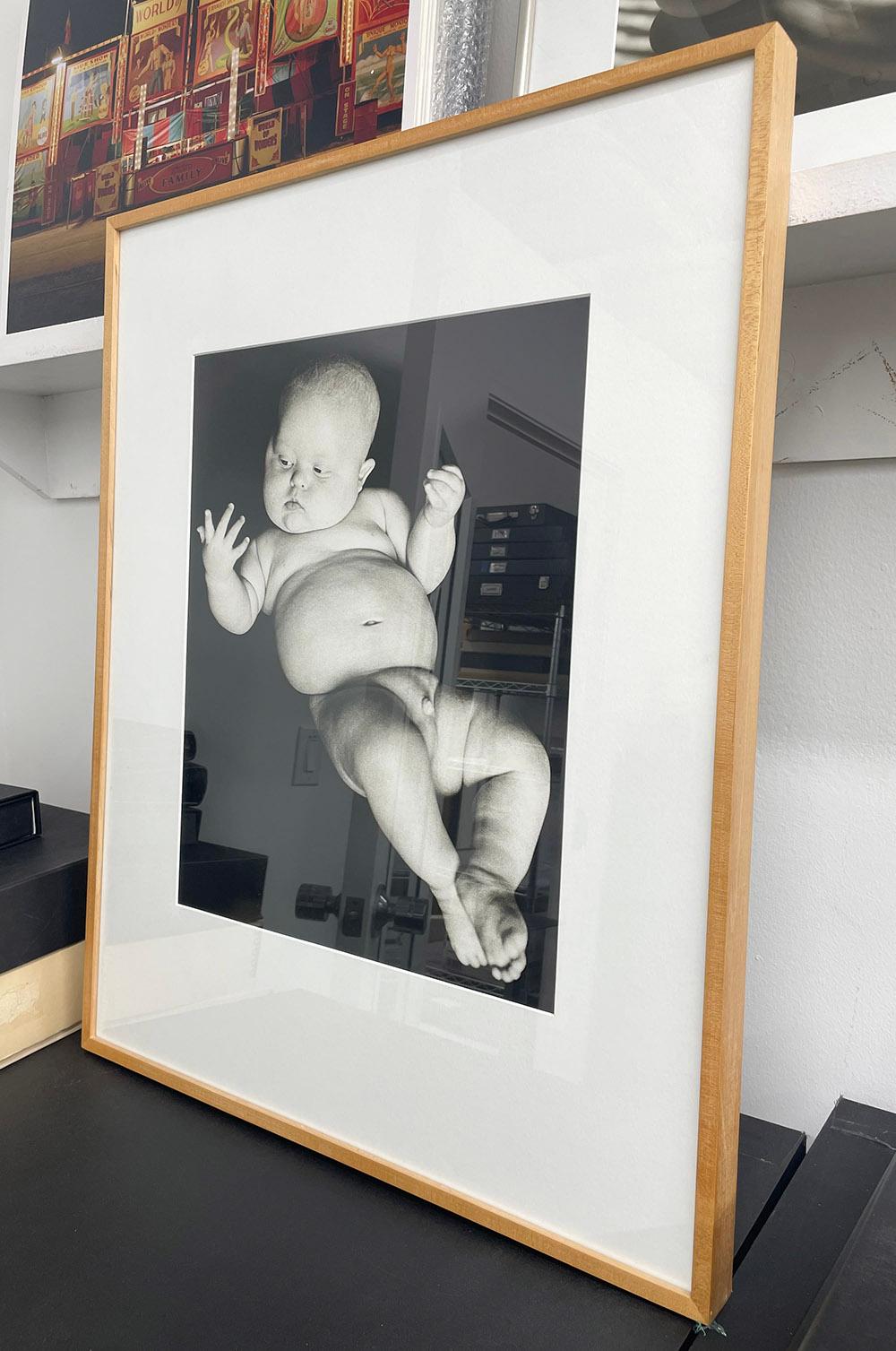 Whiting aux doigts - Portrait de bébé, Child & Child, noir et blanc - Contemporain Photograph par Amy Arbus