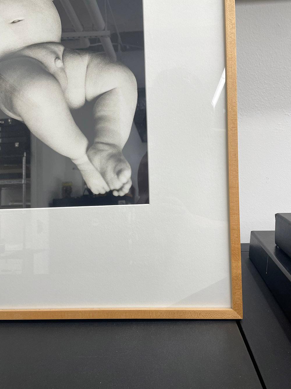 Whiting aux doigts - Portrait de bébé, Child & Child, noir et blanc - Noir Black and White Photograph par Amy Arbus
