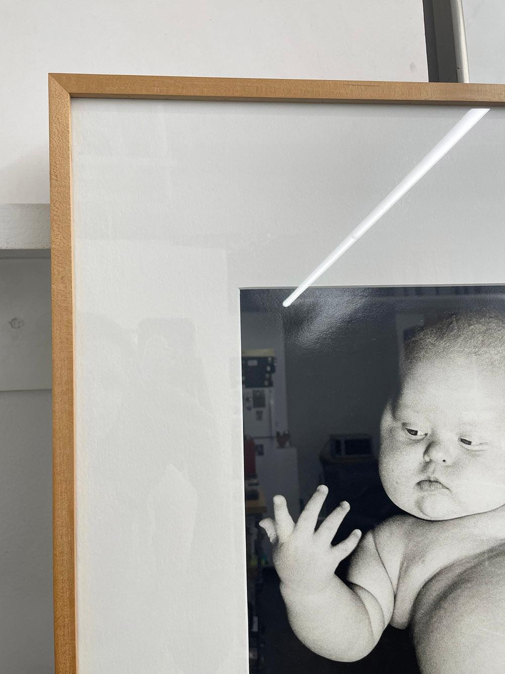 Whiting aux doigts - Portrait de bébé, Child & Child, noir et blanc en vente 1