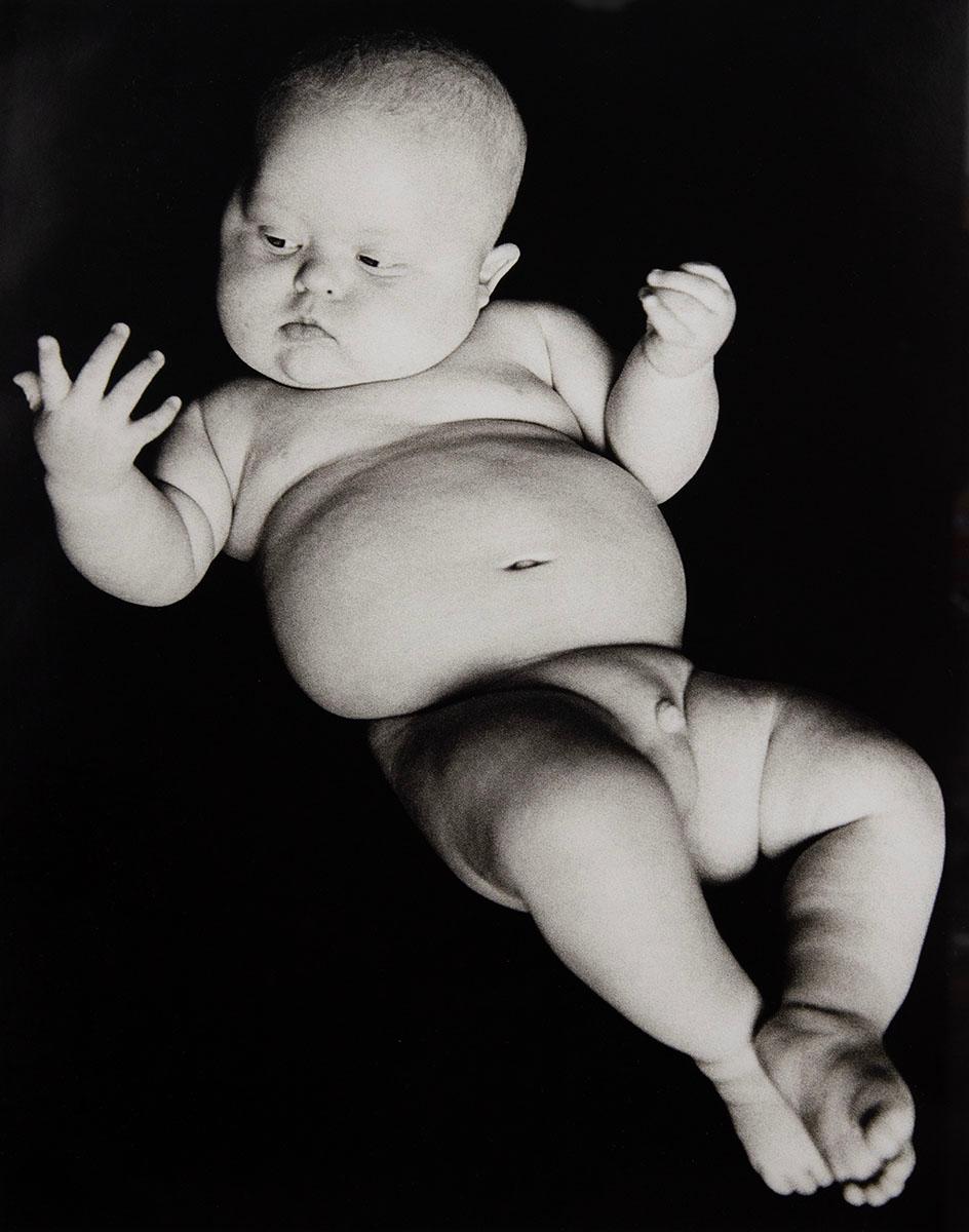 Black and White Photograph Amy Arbus - Whiting aux doigts - Portrait de bébé, Child & Child, noir et blanc