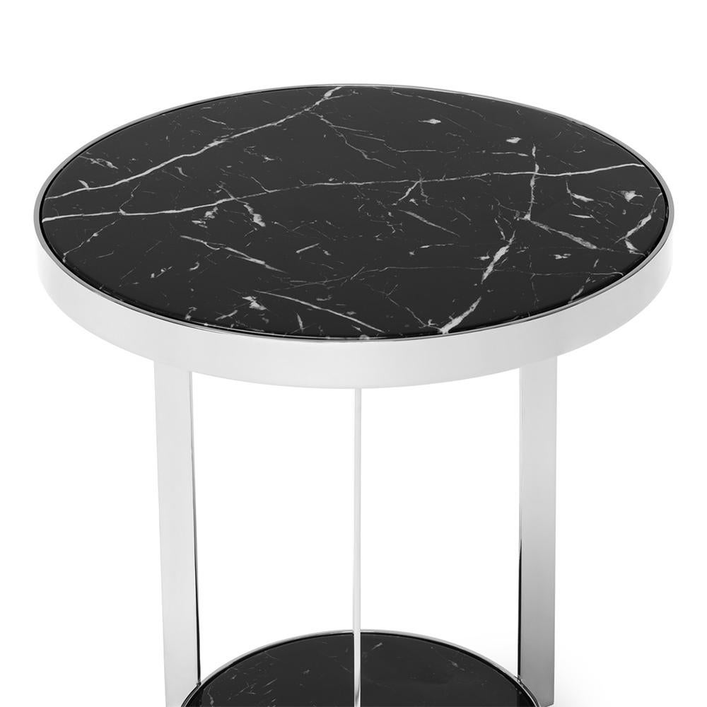 Table d'appoint Amy black avec structure en métal 
en finition chromée, et avec le haut et le bas noirs.
les dessus de marbre.
Disponible également en finition dorée avec des plateaux en marbre blanc.