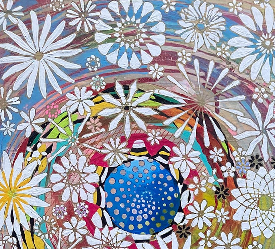 Amy Chengs All Living Things Are Conscious (2025) ist ein 24 x 30 Zoll großes Gemälde aus Gouache, Acryl, Öl und Marker auf Holzplatte, das mit verschlungenen floralen Mandalas und kosmischer Geometrie strahlt. Schicht für Schicht winden sich weiße,
